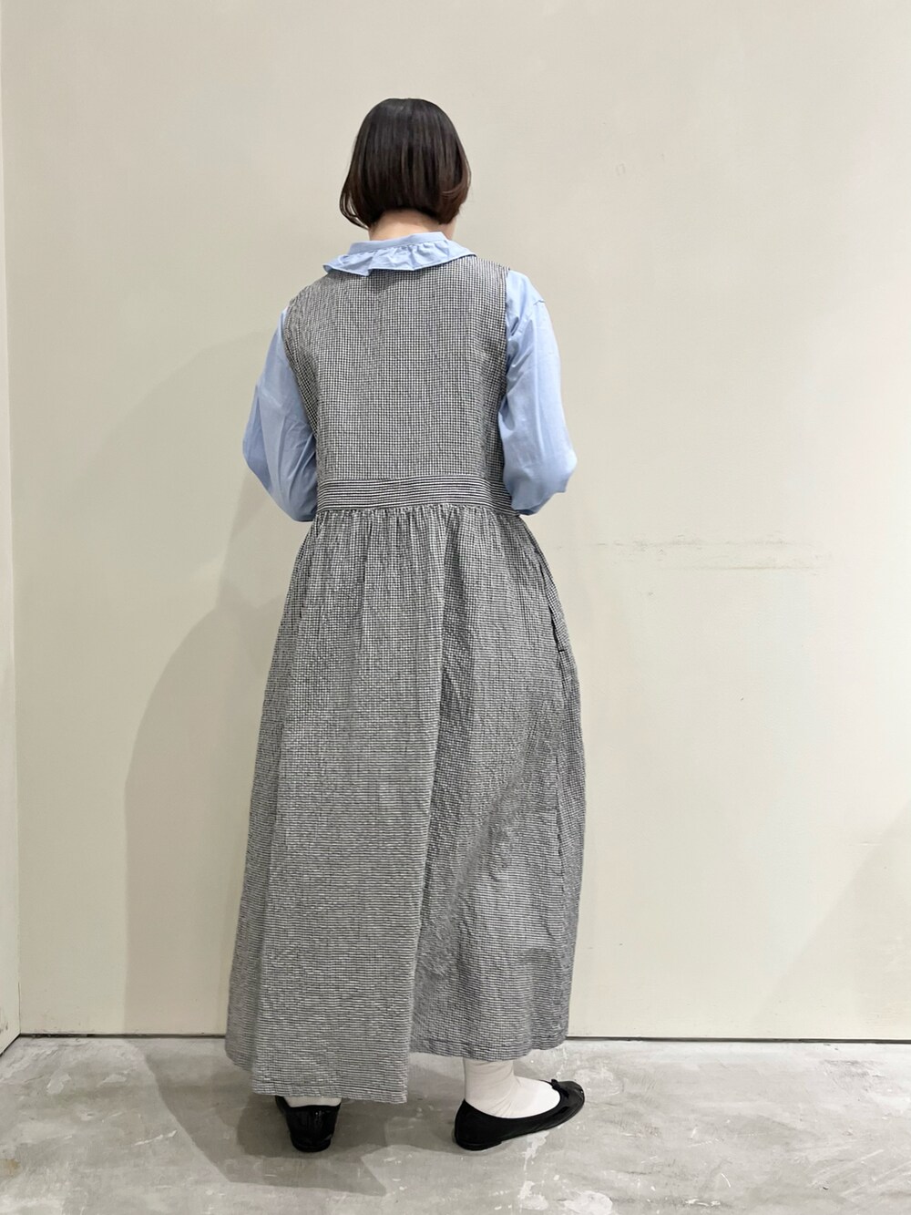 ブルー系のシャツ/ブラウス、ブラック系のワンピースを着用したレディースの冬コーディネートの4枚目の写真