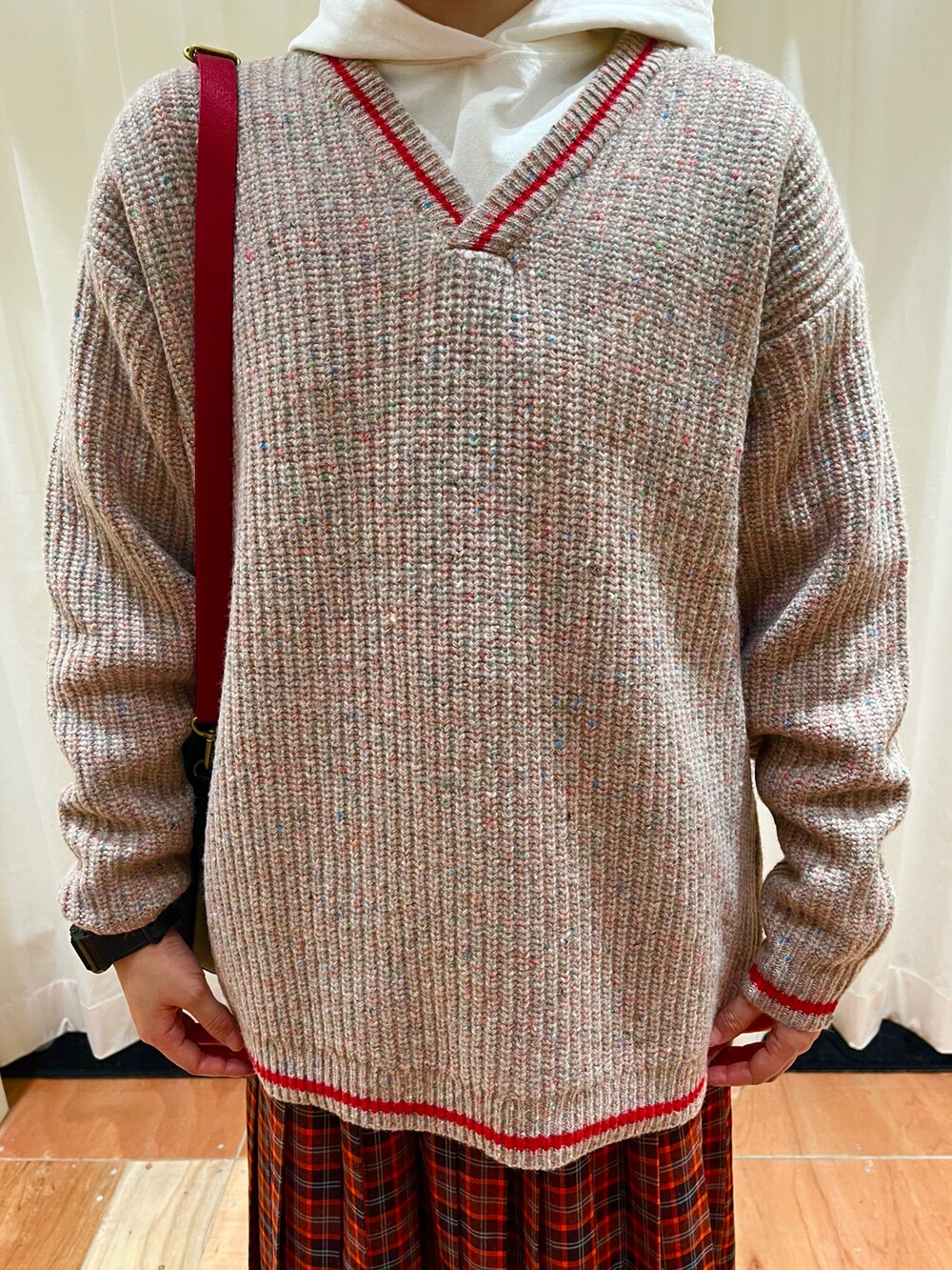 その他のニット/セーター、レッド系のスカート、ホワイト系のTシャツ/カットソーを着用したレディースの冬コーディネートの4枚目の写真