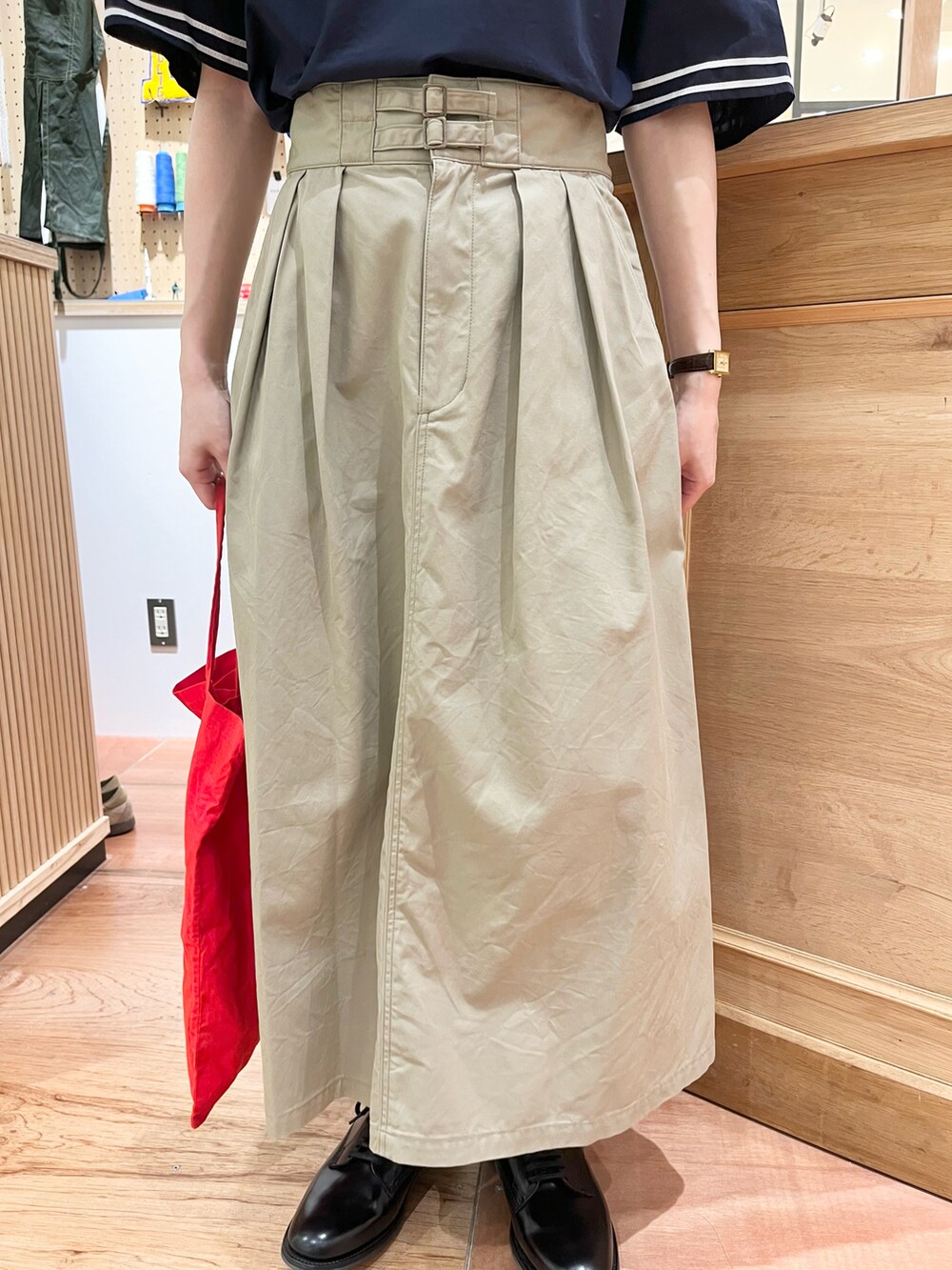 ブルー系のシャツ/ブラウス、ベージュ系のスカートを着用したレディースの春コーディネートの4枚目の写真