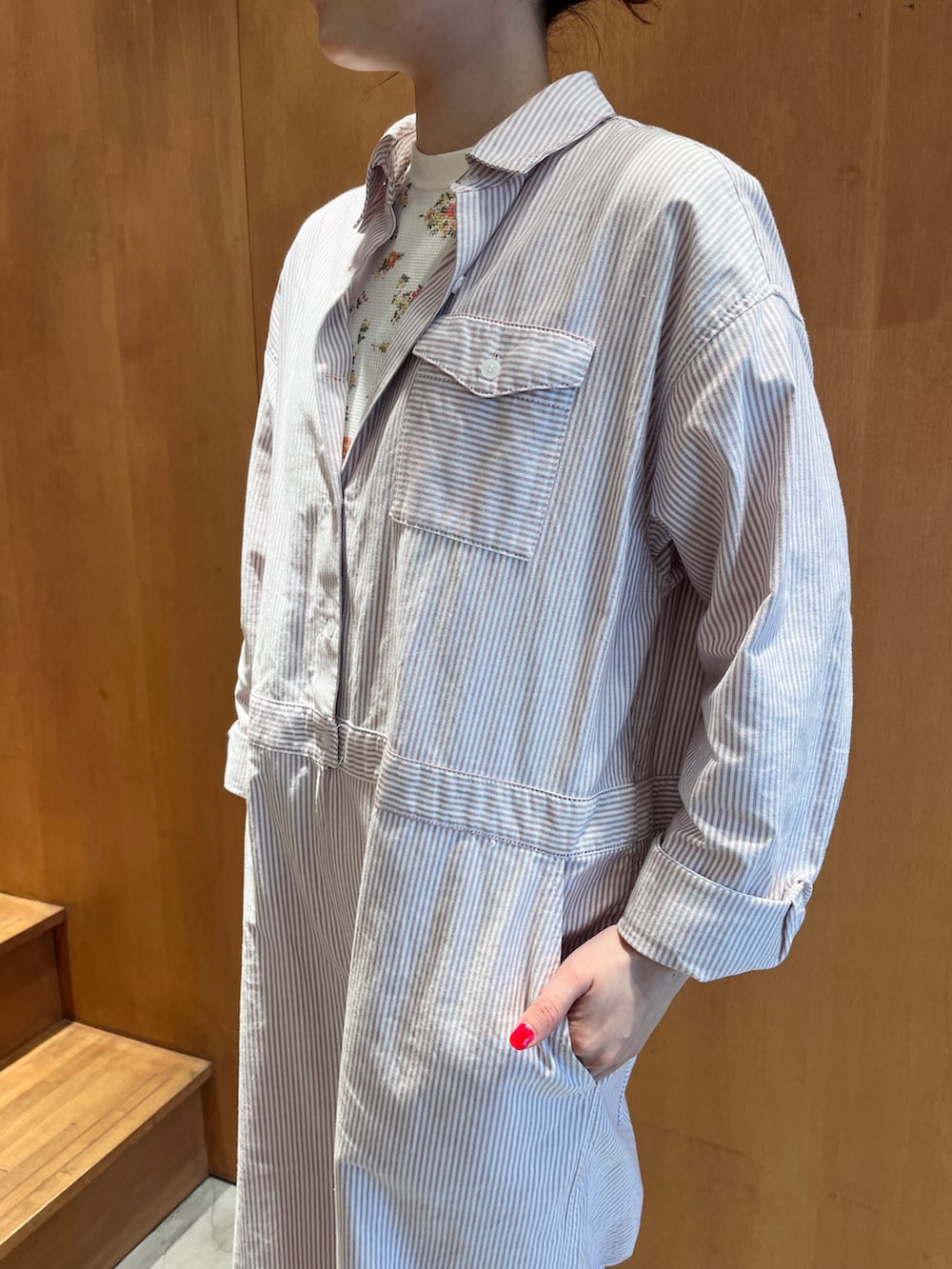 レッド系のつなぎ/オールインワン、オレンジ系のTシャツ/カットソーを着用したレディースの春コーディネートの4枚目の写真