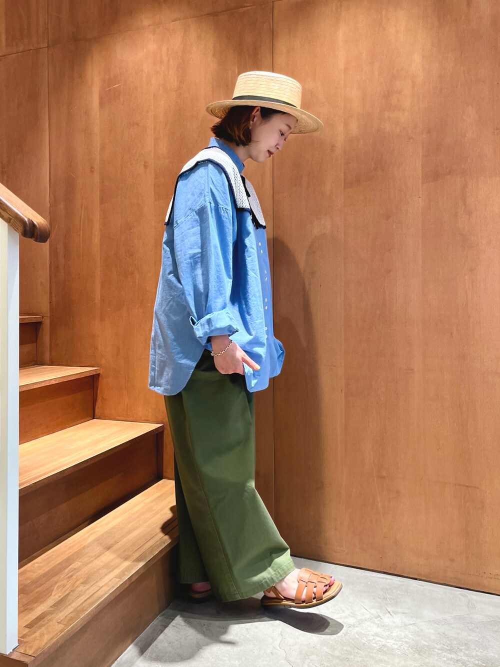 ブルー系のシャツ/ブラウス、グリーン系のチノパンツ、ホワイト系の付け襟を着用したレディースの夏コーディネートの3枚目の写真