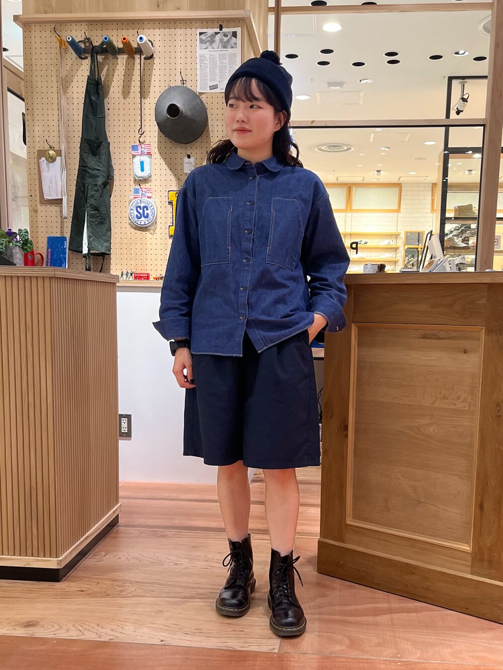 ホワイト系のニット/セーター、ブルー系のスラックス、ブルー系のシャツ/ブラウスを着用したレディースの秋コーディネートの5枚目の写真