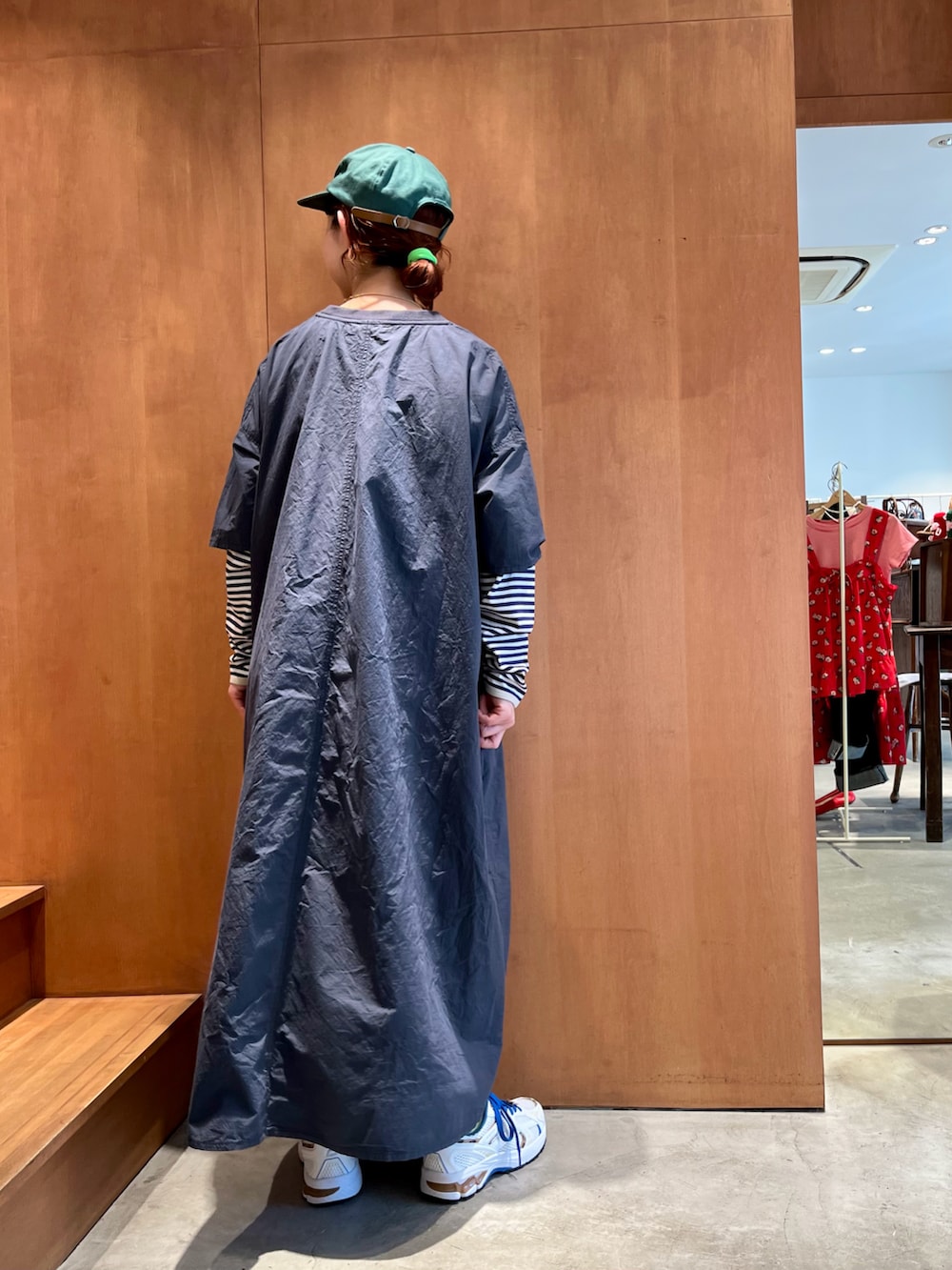 ブルー系のワンピース、ブルー系のTシャツ/カットソーを着用したレディースの春コーディネートの2枚目の写真