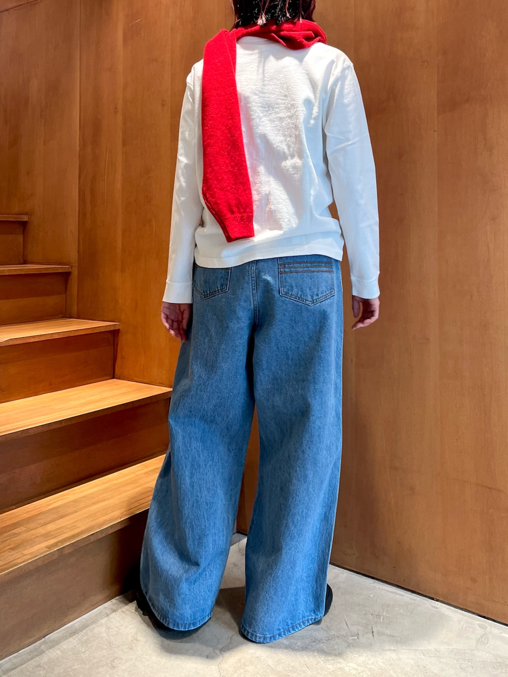 ブルー系のデニムパンツ、ホワイト系のTシャツ/カットソーを着用したレディースの秋コーディネートの3枚目の写真
