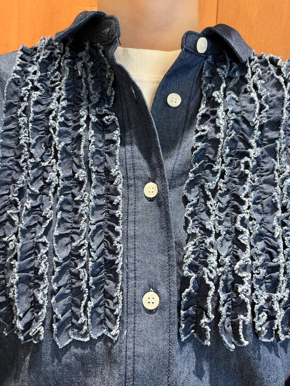 グリーン系のその他パンツ、ブルー系のシャツ/ブラウス、ブラック系のベルトを着用したレディースの秋コーディネートの3枚目の写真