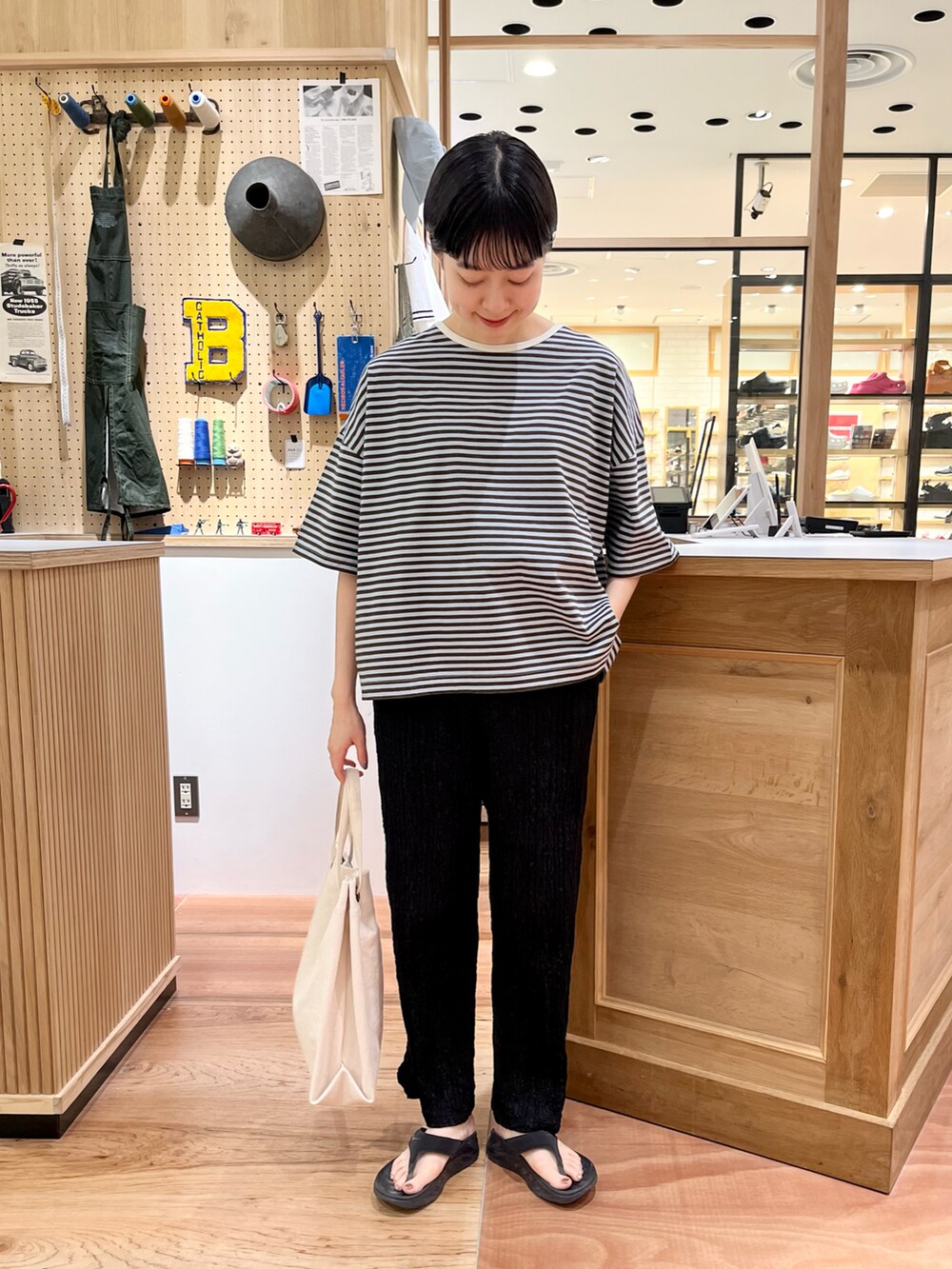 ブラック系のベスト、グリーン系のTシャツ/カットソー、ブラック系のその他パンツを着用したレディースの夏コーディネートの4枚目の写真