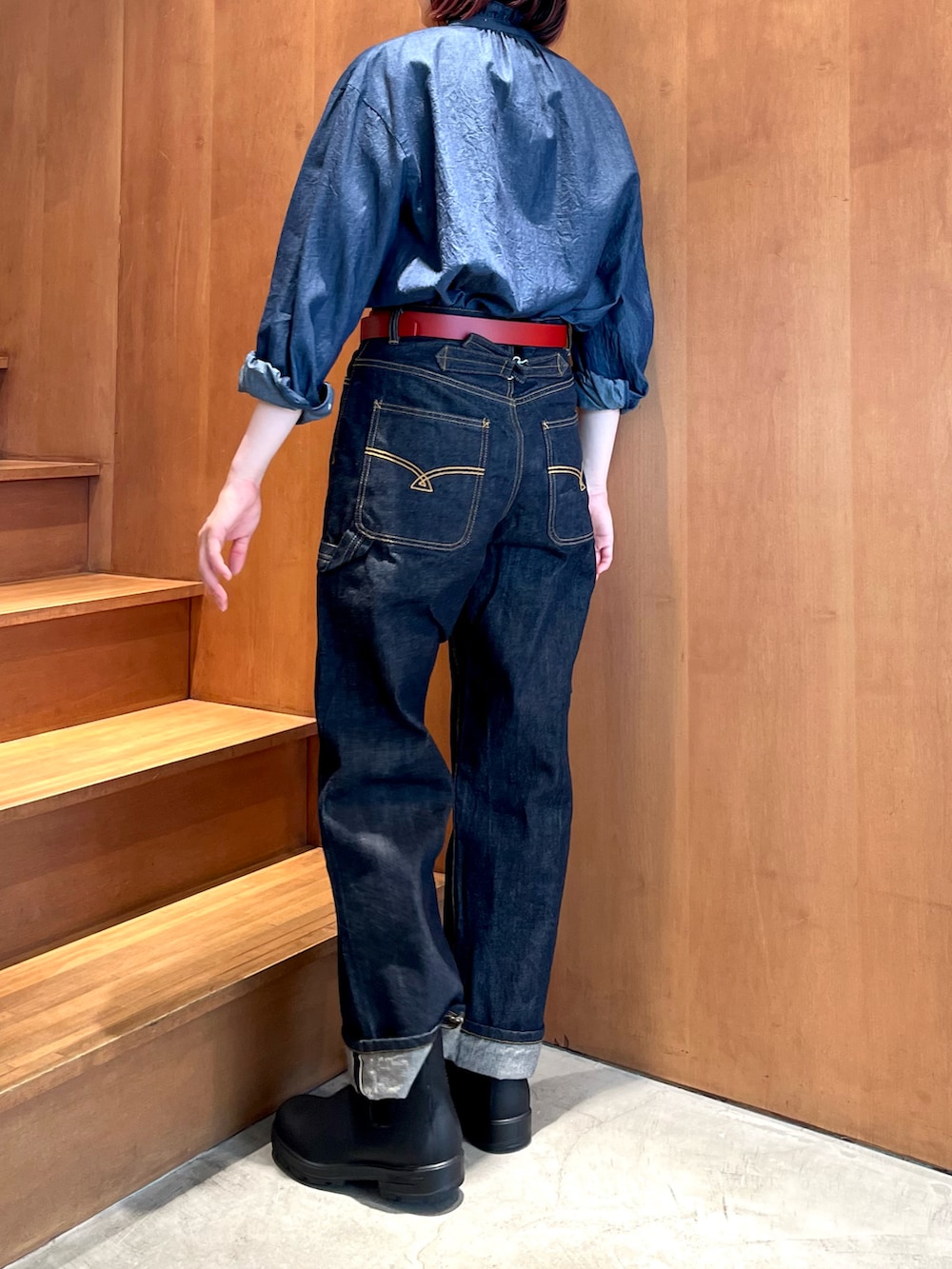 ブルー系のシャツ/ブラウス、ブルー系のデニムパンツ、レッド系のベルトを着用したレディースの秋コーディネートの2枚目の写真