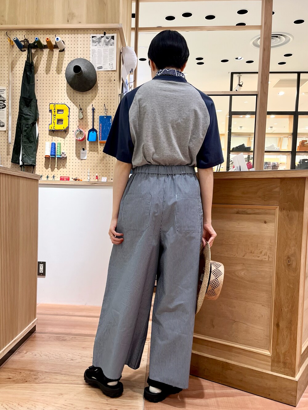 グレー系のTシャツ/カットソー、その他のその他パンツ、ブルー系のバンダナ/スカーフを着用したレディースの夏コーディネートの3枚目の写真