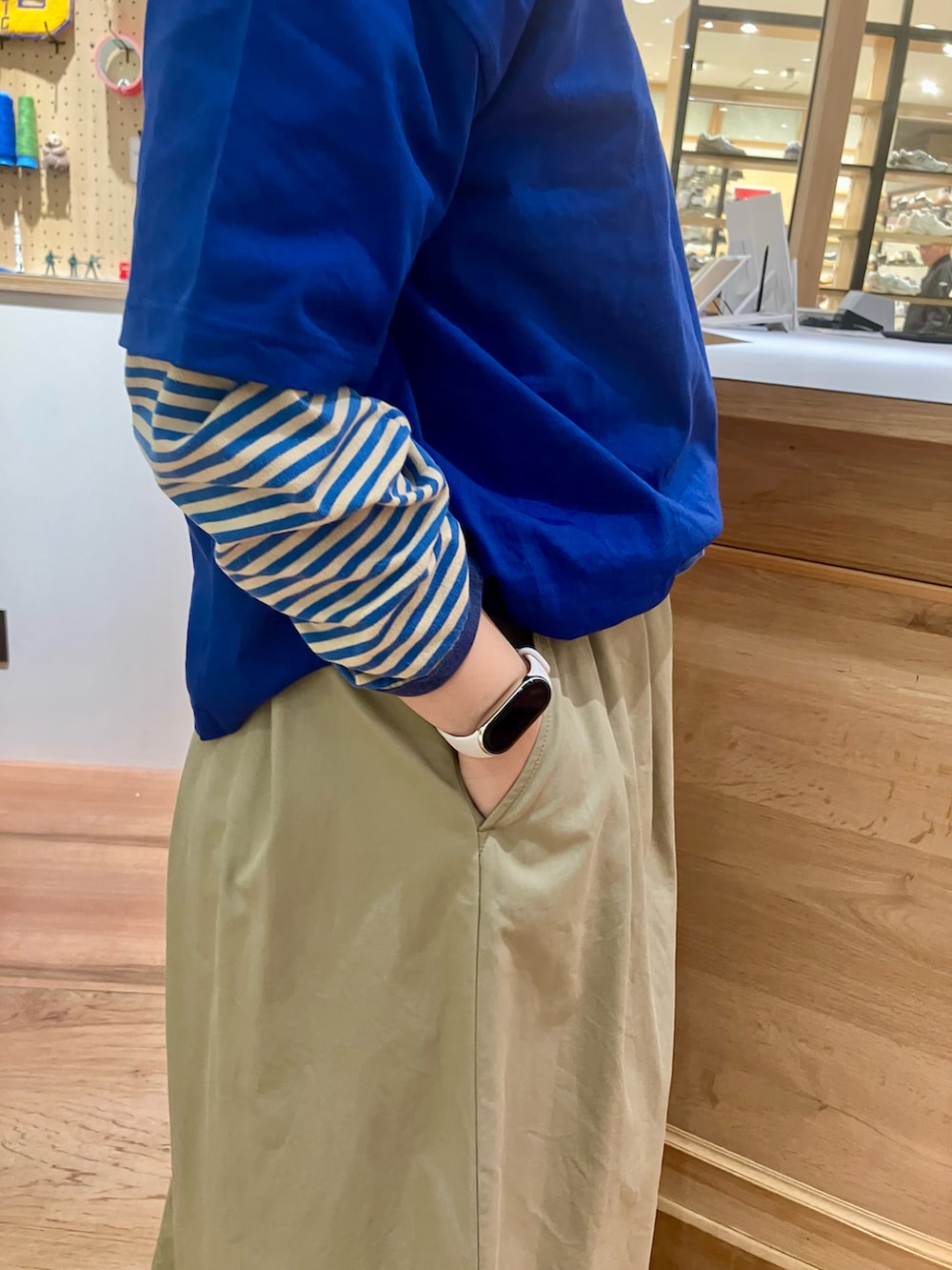 ブルー系のTシャツ/カットソー、ブルー系のTシャツ/カットソー、ベージュ系のスカートを着用したレディースの春コーディネートの4枚目の写真