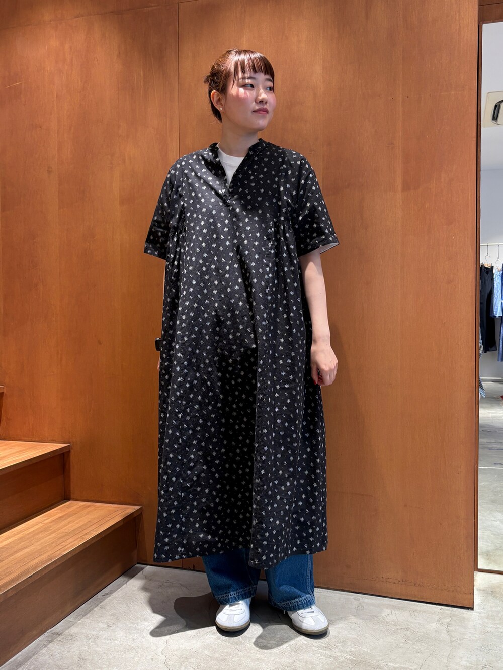 ブラック系のワンピース、ホワイト系のTシャツ/カットソー、ブルー系のカーディガン/ボレロを着用したレディースの春コーディネートの2枚目の写真