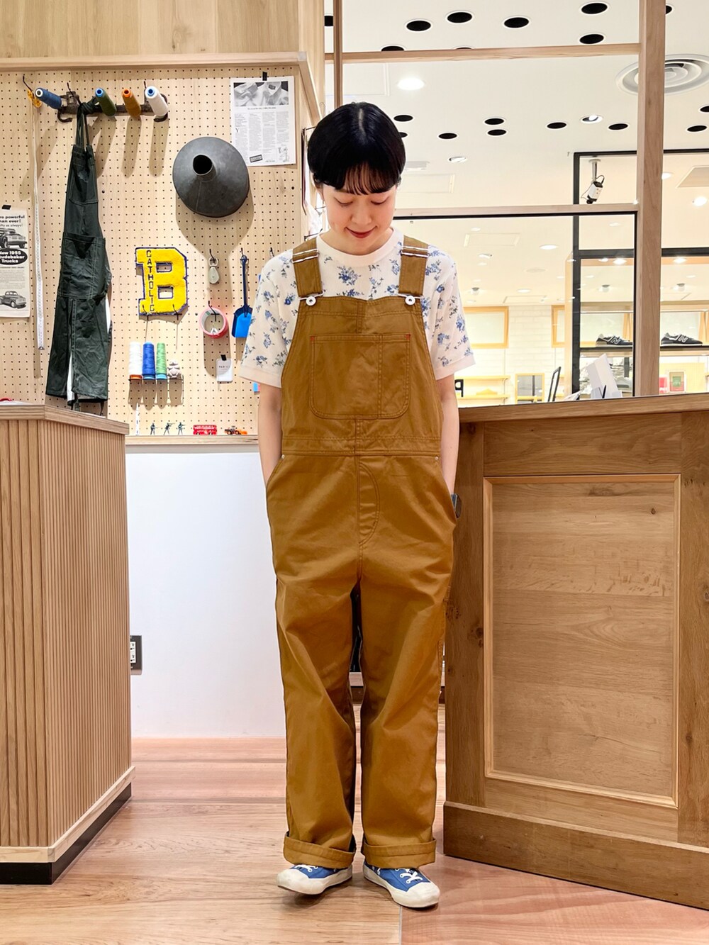 ブルー系のTシャツ/カットソー、ブルー系のシャツ/ブラウス、ブラウン系のサロペット/オーバーオールを着用したレディースの春コーディネートの3枚目の写真