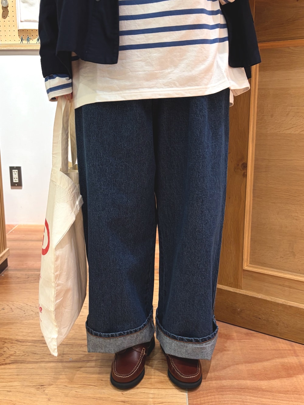 ブルー系のデニムパンツ、ブルー系のシャツ/ブラウス、ブルー系のTシャツ/カットソーを着用したレディースの秋コーディネートの6枚目の写真