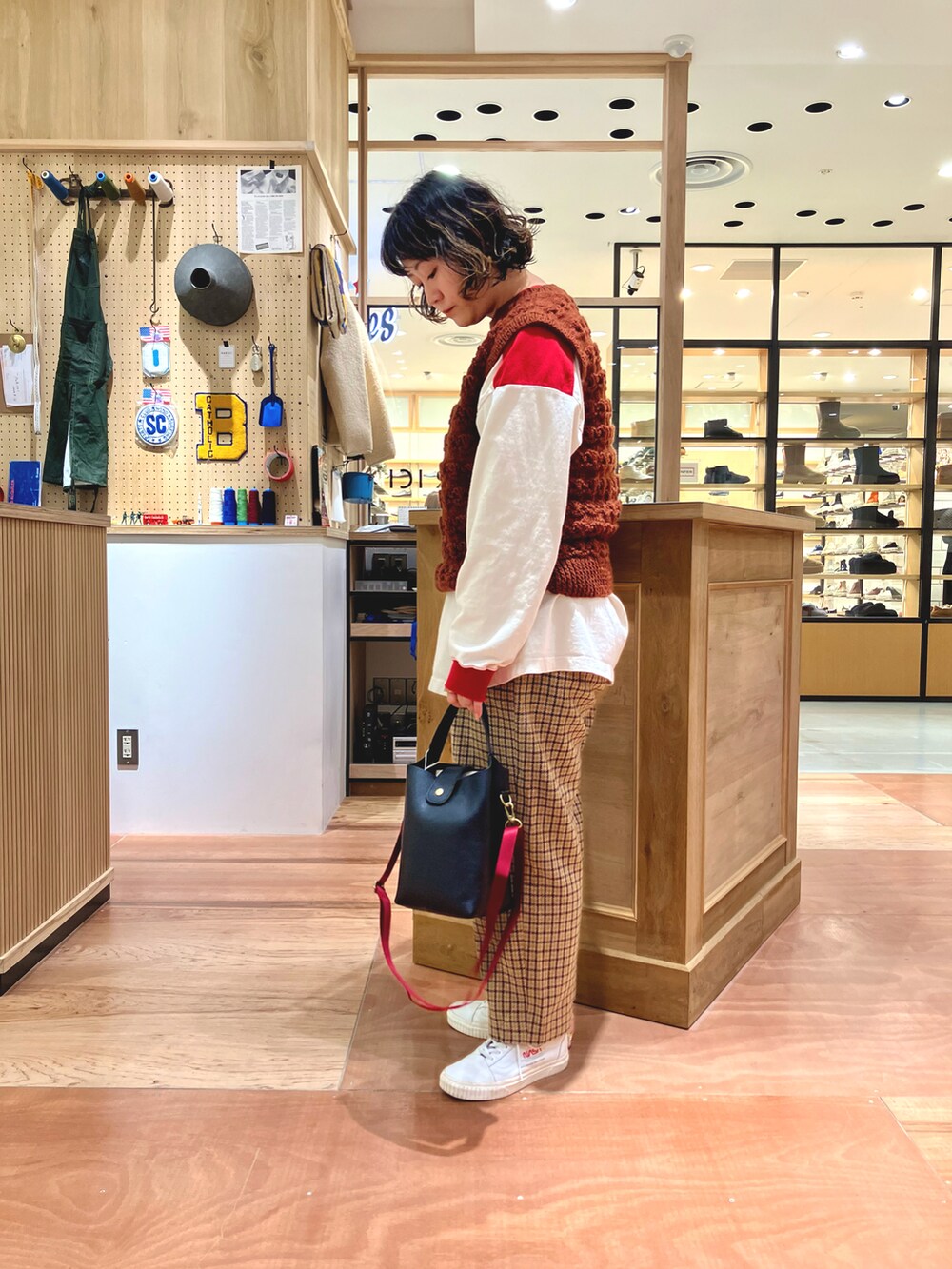 グリーン系のモッズコート、ブラウン系のベストを着用したレディースの秋コーディネートの4枚目の写真