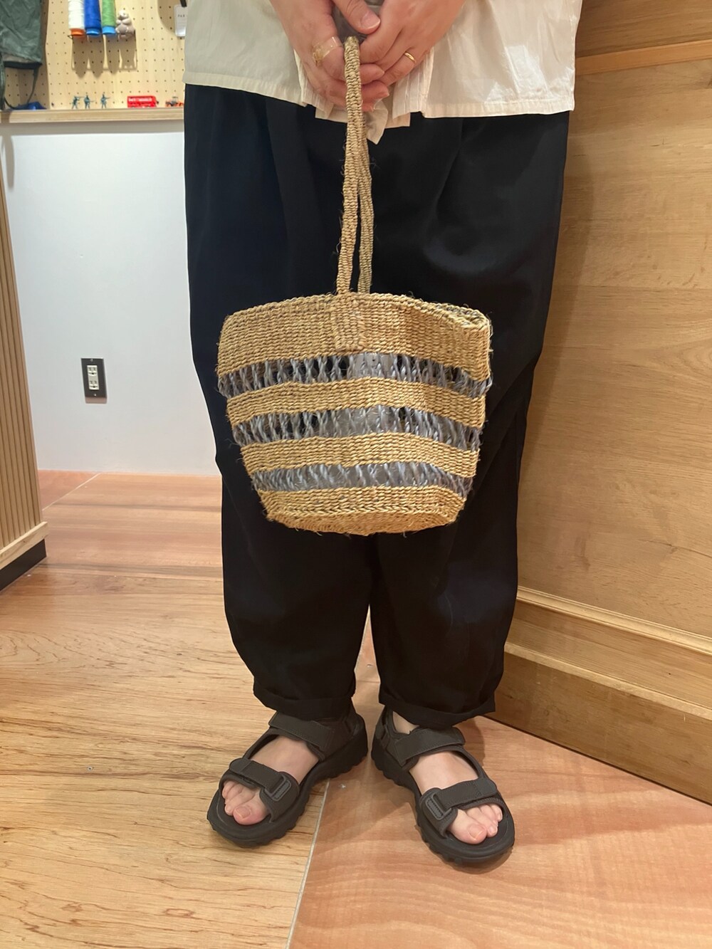 ホワイト系のシャツ/ブラウス、グレー系のかごバッグ、ブラック系のその他パンツを着用したレディースの夏コーディネートの5枚目の写真