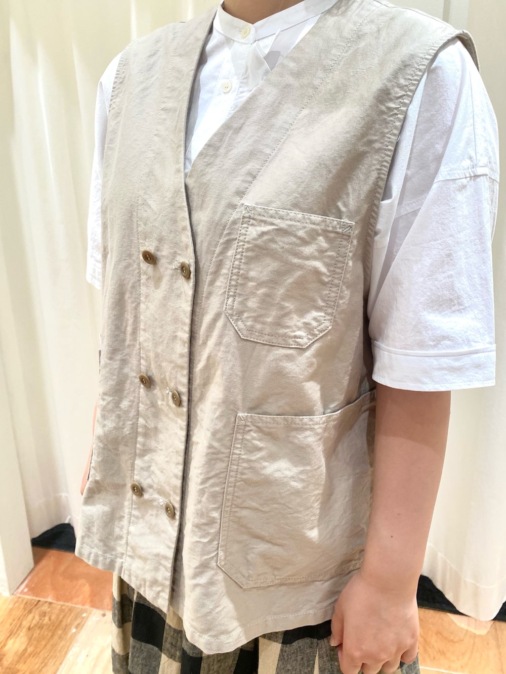 ホワイト系のシャツ/ブラウス、ベージュ系のベスト、ブラック系のスカートを着用したレディースの夏コーディネートの4枚目の写真