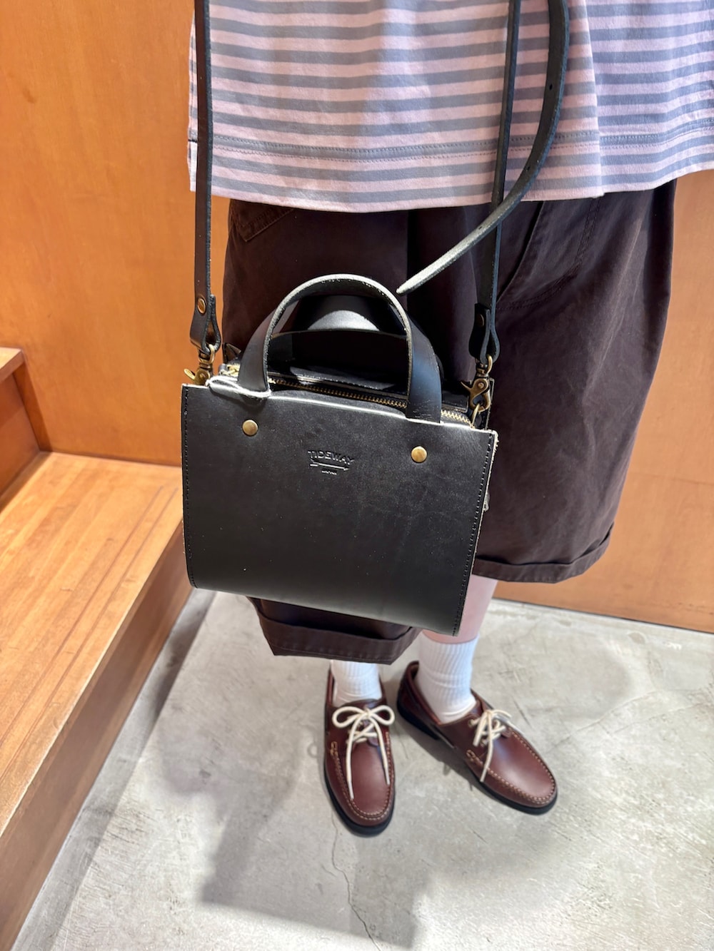 ピンク系のTシャツ/カットソー、ブラウン系のその他パンツ、ブラウン系のモカシン/デッキシューズを着用したレディースの春コーディネートの7枚目の写真