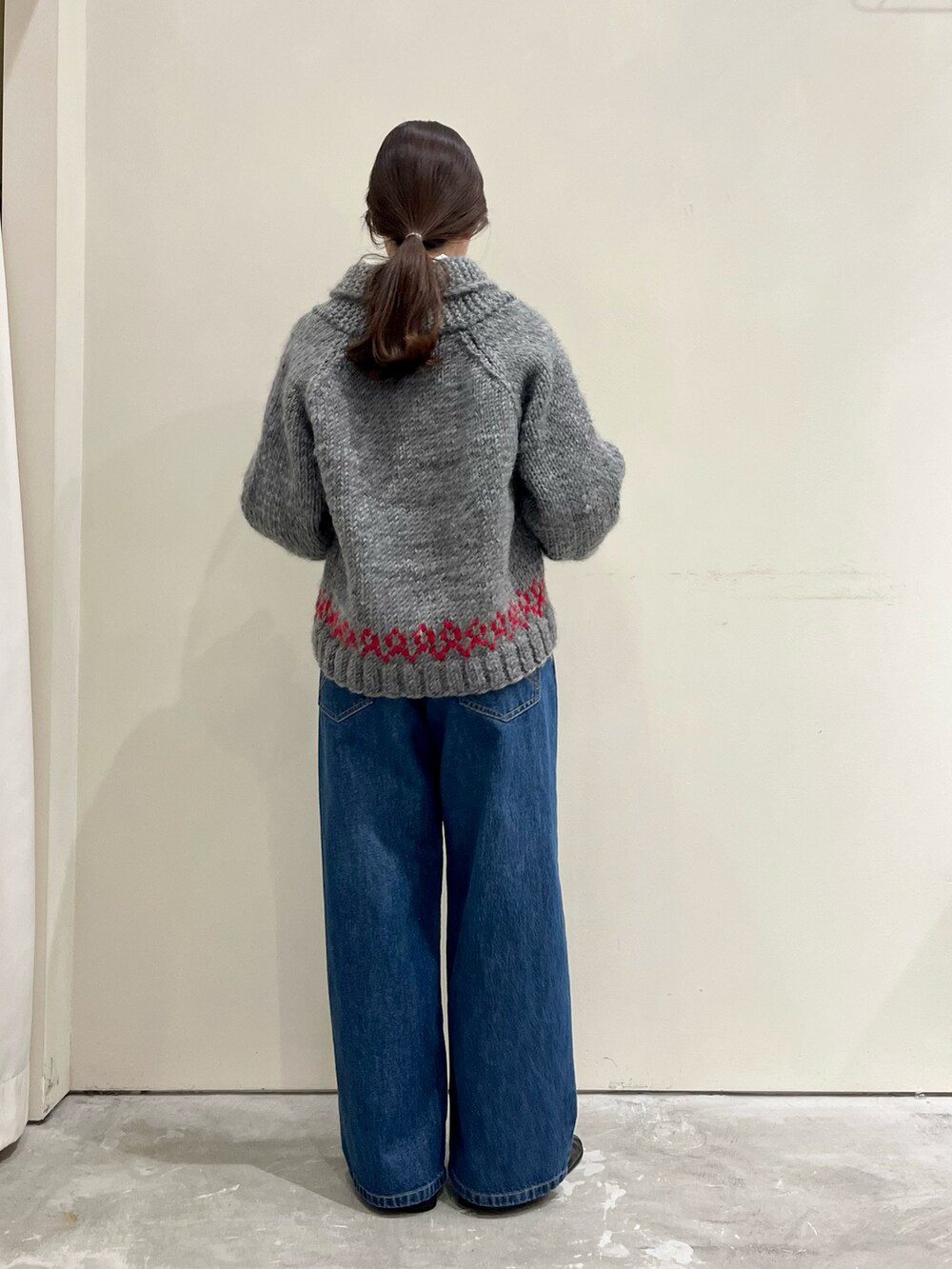 グレー系のカーディガン/ボレロ、ブルー系のデニムパンツを着用したレディースの秋コーディネートの3枚目の写真