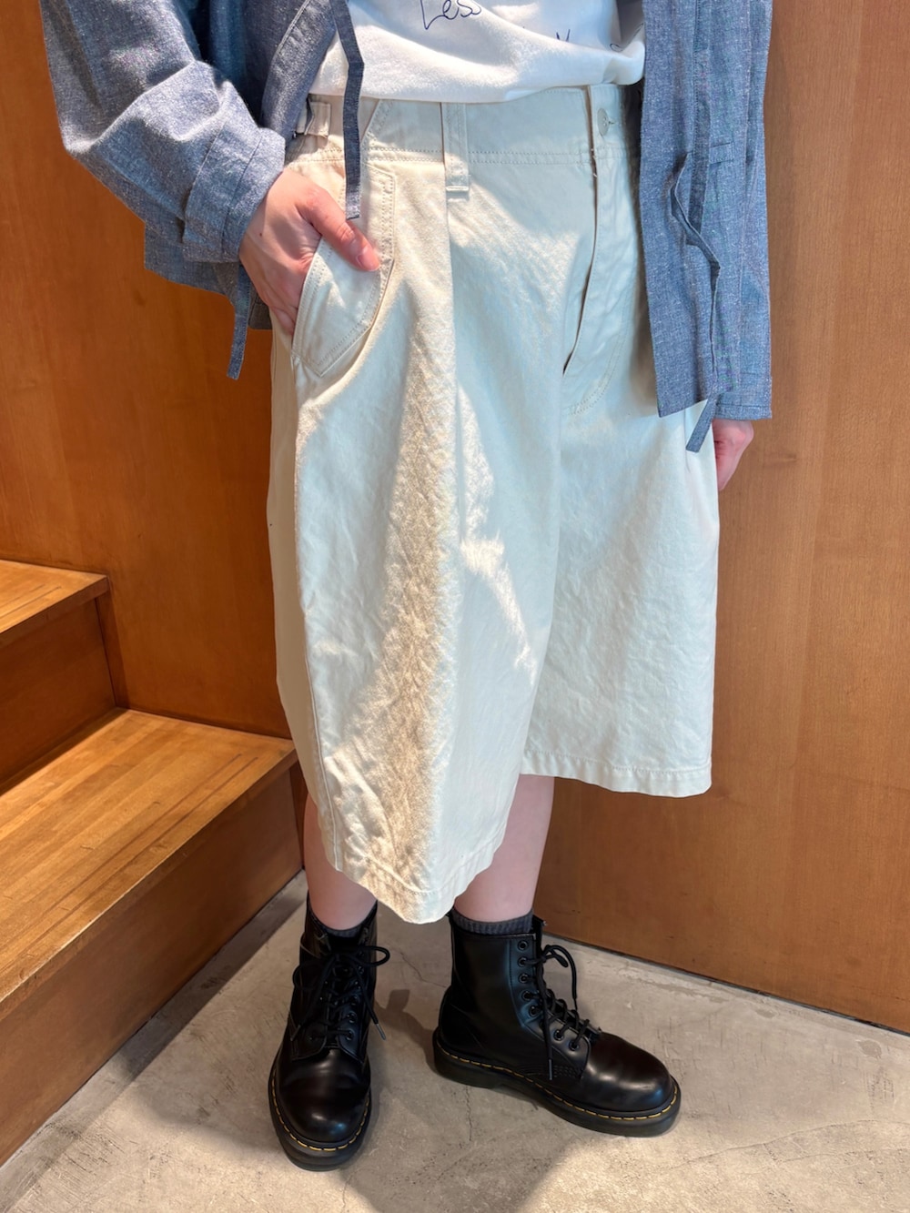 ブルー系のその他アウター、ホワイト系のその他パンツを着用したレディースの春コーディネートの6枚目の写真