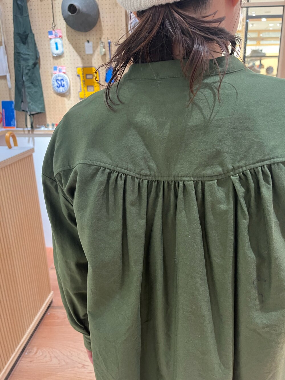 ホワイト系のTシャツ/カットソー、ブルー系のデニムパンツを着用したレディースの秋コーディネートの5枚目の写真