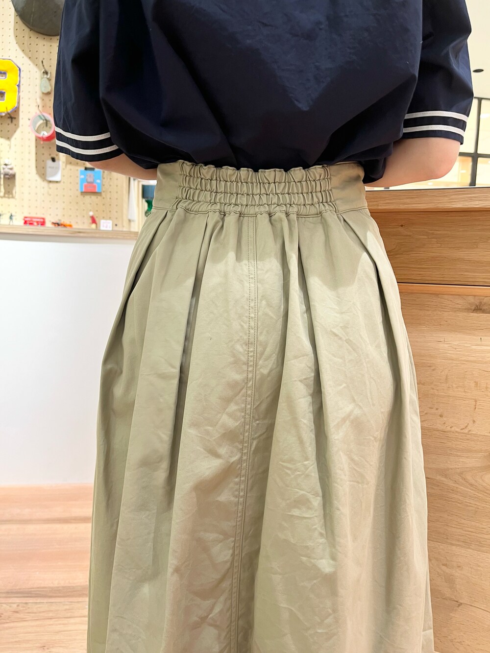 ブルー系のシャツ/ブラウス、ベージュ系のスカートを着用したレディースの春コーディネートの5枚目の写真