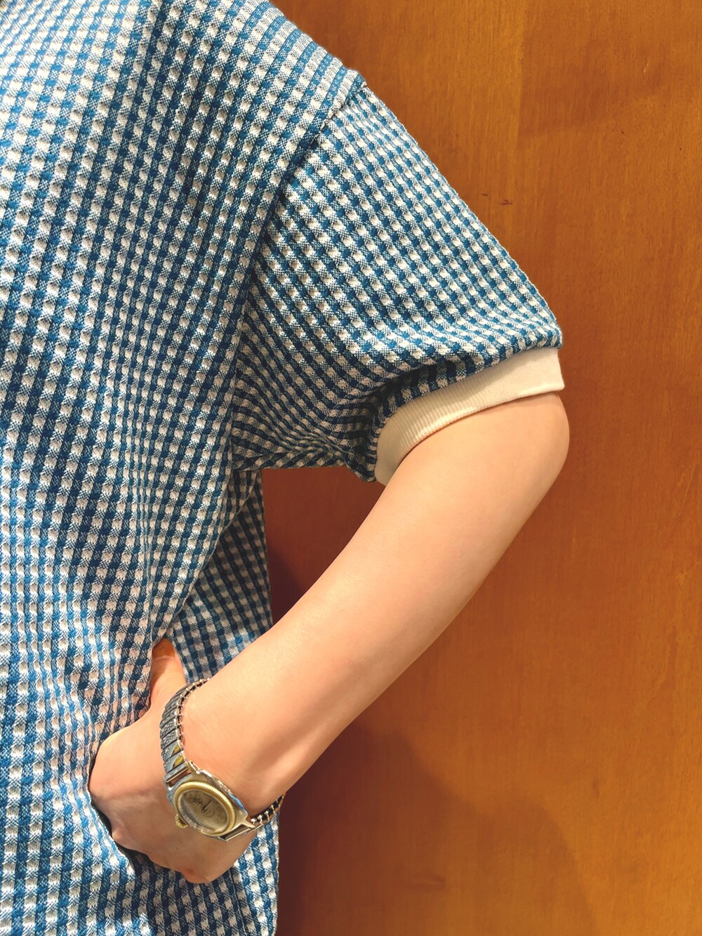 ブルー系のTシャツ/カットソー、グレー系のその他パンツを着用したレディースの夏コーディネートの3枚目の写真