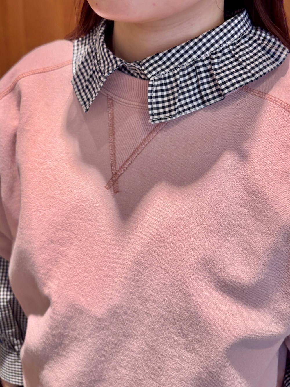 ピンク系のTシャツ/カットソー、ブルー系のシャツ/ブラウス、ブルー系のその他パンツを着用したレディースの春コーディネートの4枚目の写真