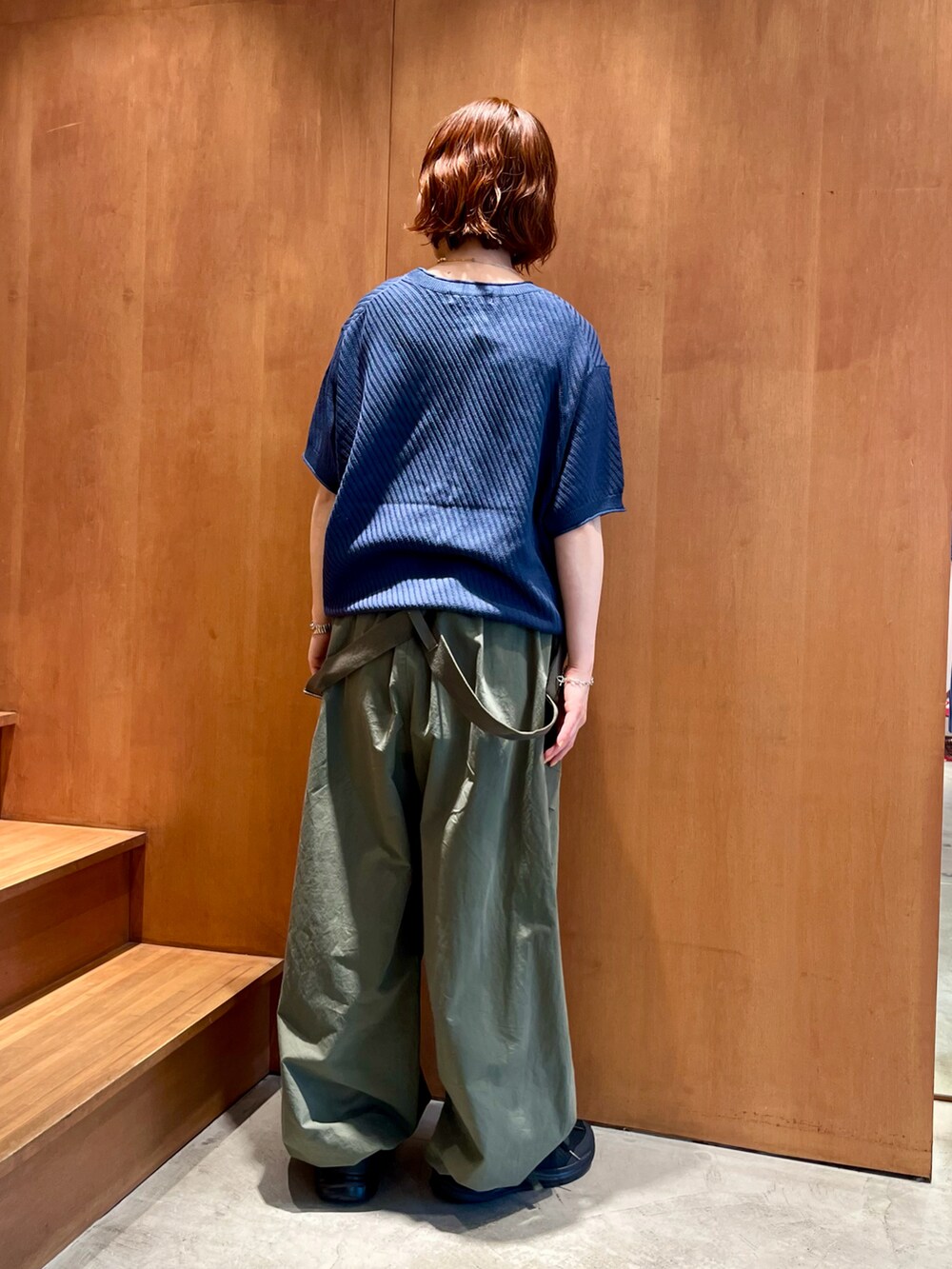 ブルー系のニット/セーター、その他のタンクトップ、グリーン系のその他パンツを着用したレディースの春コーディネートの3枚目の写真