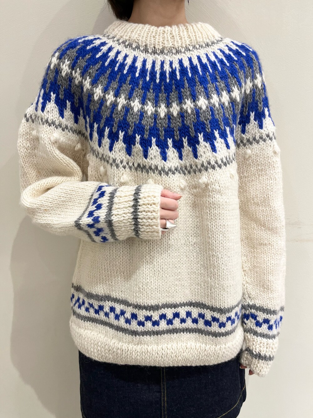 ホワイト系のニット/セーターを着用したレディースの冬コーディネートの3枚目の写真