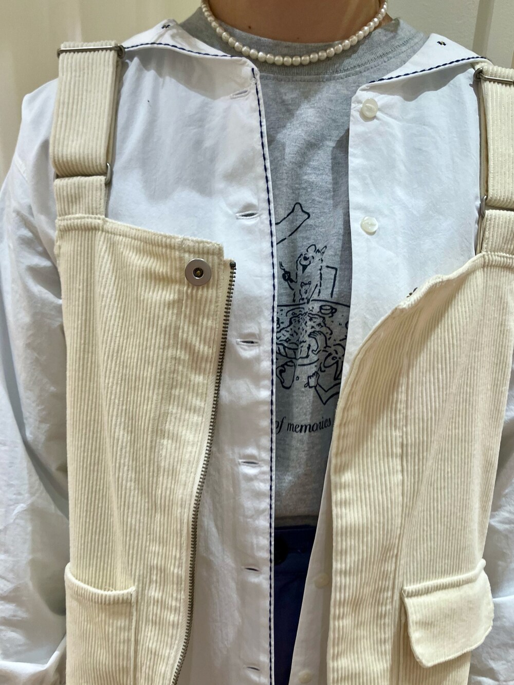 ホワイト系のシャツ/ブラウス、グレー系のTシャツ/カットソー、ホワイト系のベストを着用したレディースの冬コーディネートの5枚目の写真