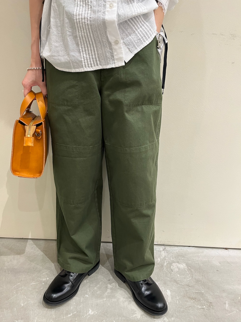 ブラック系のベスト、ホワイト系のシャツ/ブラウス、グリーン系のその他パンツを着用したレディースの夏コーディネートの5枚目の写真