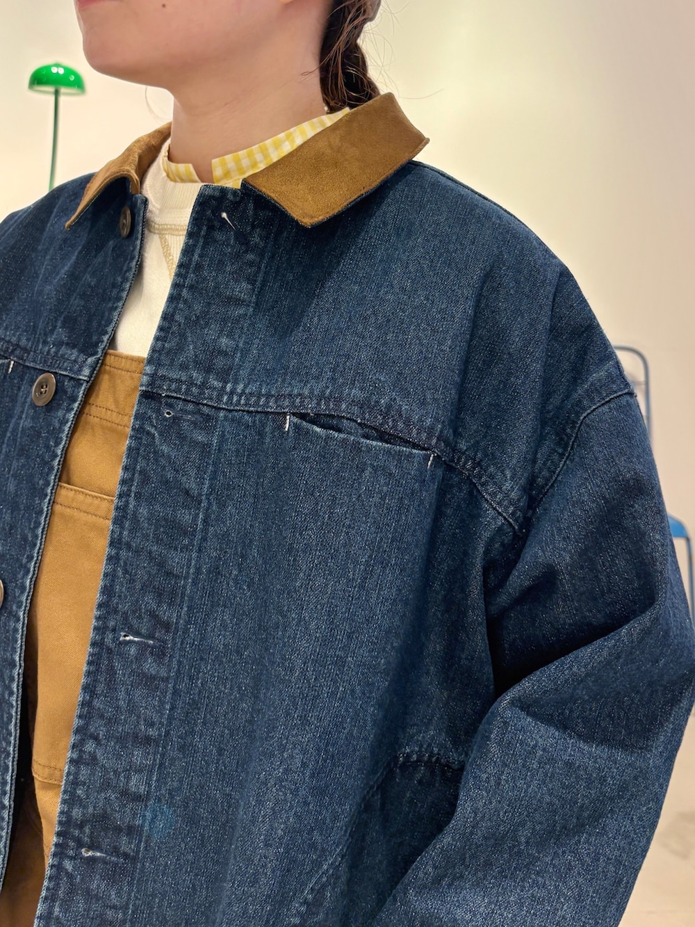 ブルー系のデニムジャケット、ホワイト系のニット/セーター、イエロー系のシャツ/ブラウスを着用したレディースの冬コーディネートの8枚目の写真