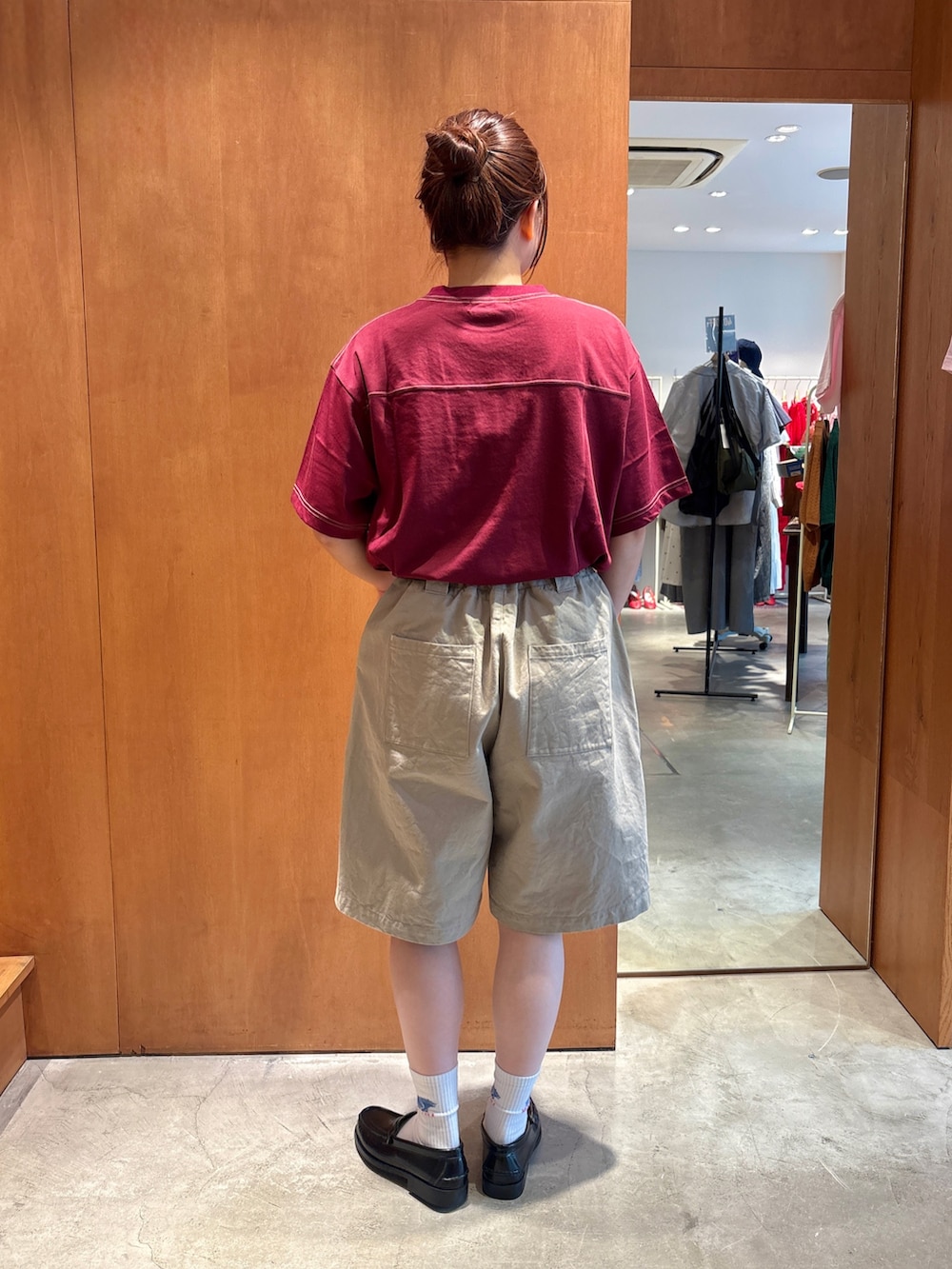 レッド系のTシャツ/カットソー、ベージュ系のチノパンツ、ブラック系のベルトを着用したレディースの夏コーディネートの3枚目の写真