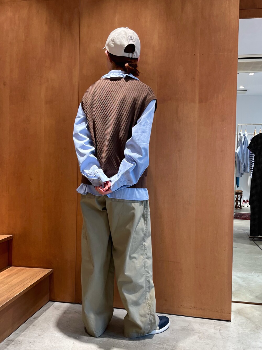 ブルー系のシャツ/ブラウス、ブラウン系のベスト、ベージュ系のその他パンツを着用したレディースの春コーディネートの3枚目の写真