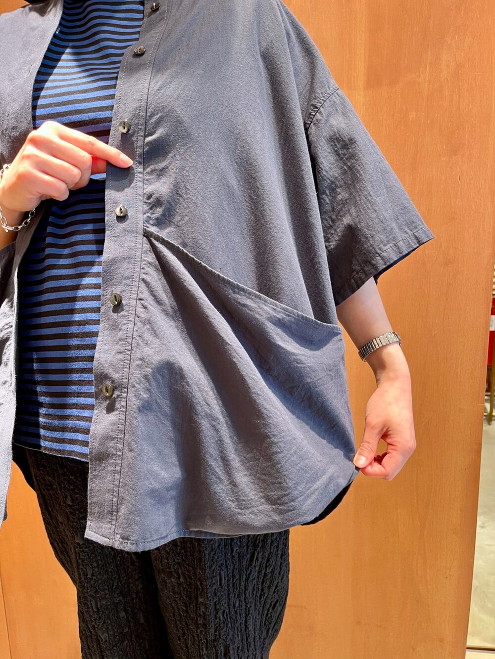 ホワイト系のシャツ/ブラウス、ブルー系のTシャツ/カットソー、ブラック系のその他パンツを着用したレディースの夏コーディネートの3枚目の写真