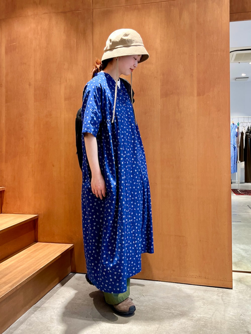 ブラック系のワンピース、ホワイト系のTシャツ/カットソー、グリーン系のチノパンツを着用したレディースの春コーディネートの3枚目の写真