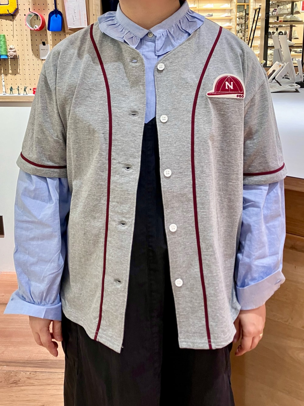 ブルー系のシャツ/ブラウス、グレー系のTシャツ/カットソー、ブラック系のワンピースを着用したレディースの春コーディネートの3枚目の写真