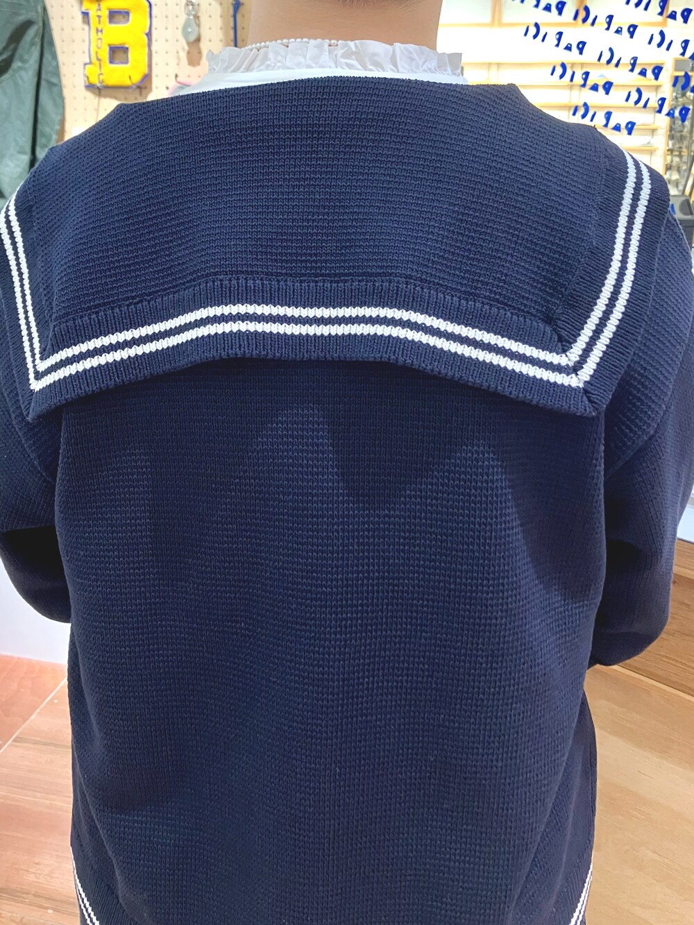 ブルー系のカーディガン/ボレロ、ホワイト系のTシャツ/カットソー、ブルー系のサロペット/オーバーオールを着用したレディースの秋コーディネートの5枚目の写真