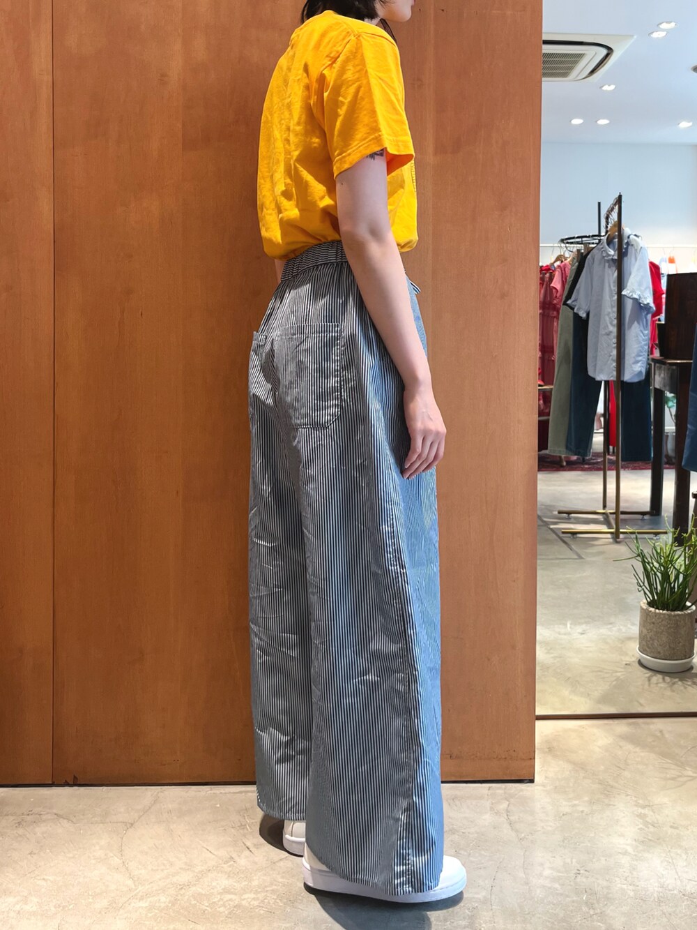 その他のその他パンツ、イエロー系のTシャツ/カットソーを着用したレディースの夏コーディネートの3枚目の写真