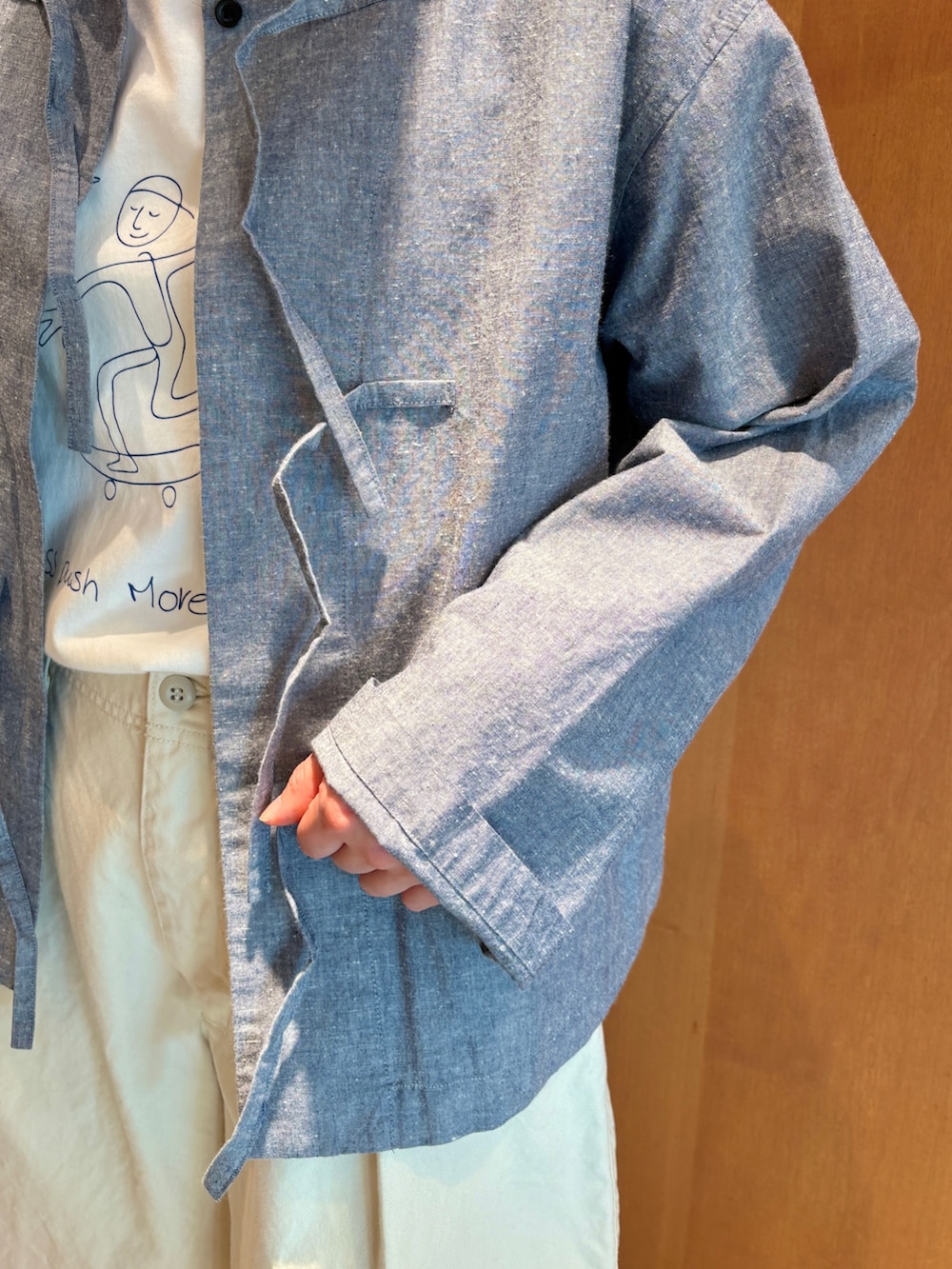 ブルー系のその他アウター、ホワイト系のその他パンツを着用したレディースの春コーディネートの5枚目の写真