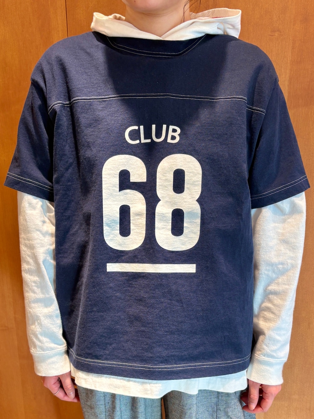 ブルー系のTシャツ/カットソー、ブラック系のその他パンツ、ホワイト系のTシャツ/カットソーを着用したレディースの春コーディネートの4枚目の写真