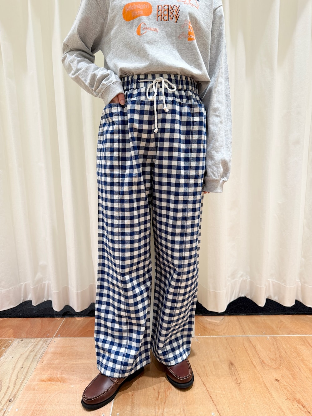 ブルー系のその他パンツ、グレー系のTシャツ/カットソー、ブラウン系のモカシン/デッキシューズを着用したレディースの春コーディネートの5枚目の写真