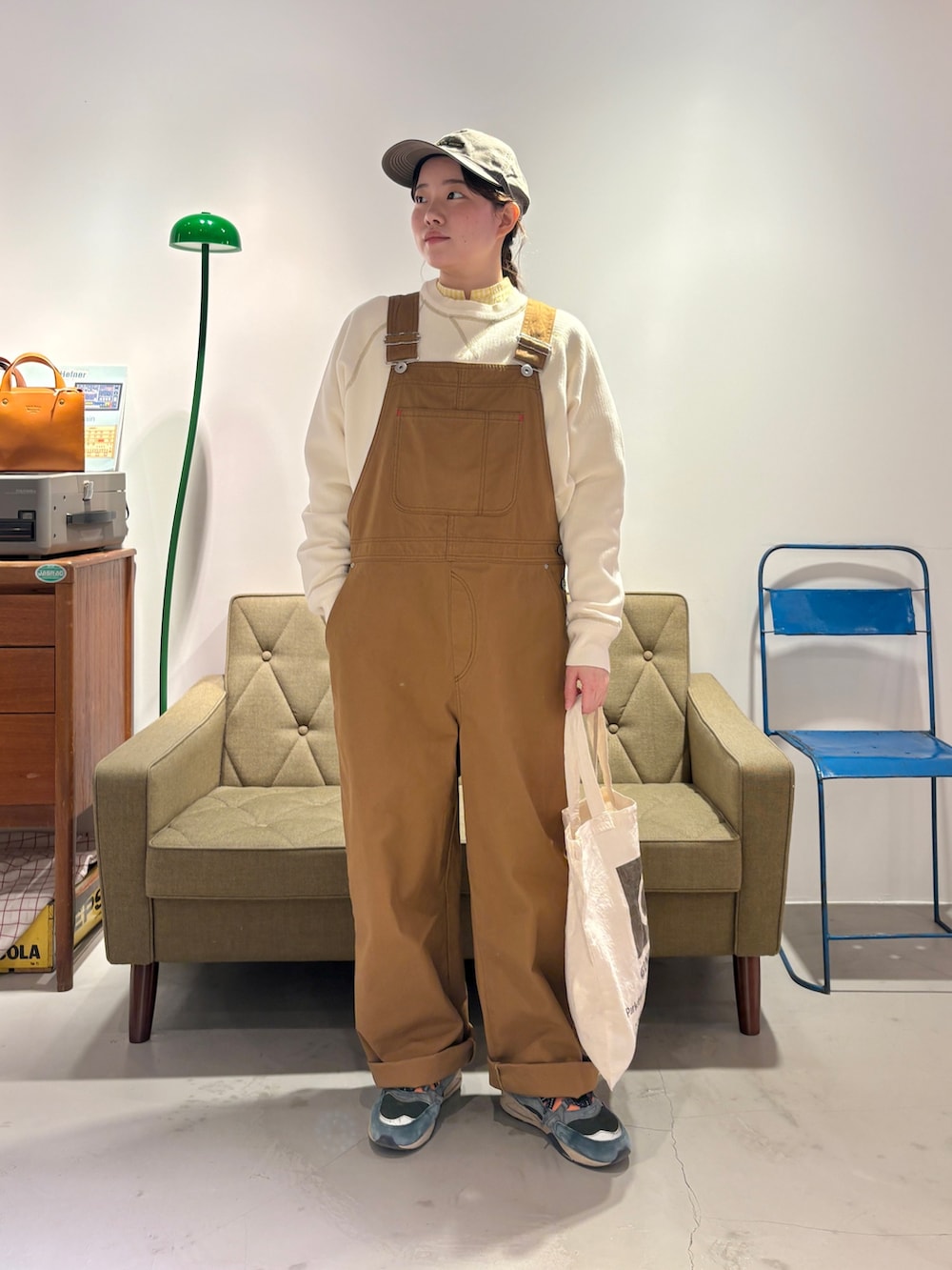 ブルー系のデニムジャケット、ホワイト系のニット/セーター、イエロー系のシャツ/ブラウスを着用したレディースの冬コーディネートの5枚目の写真