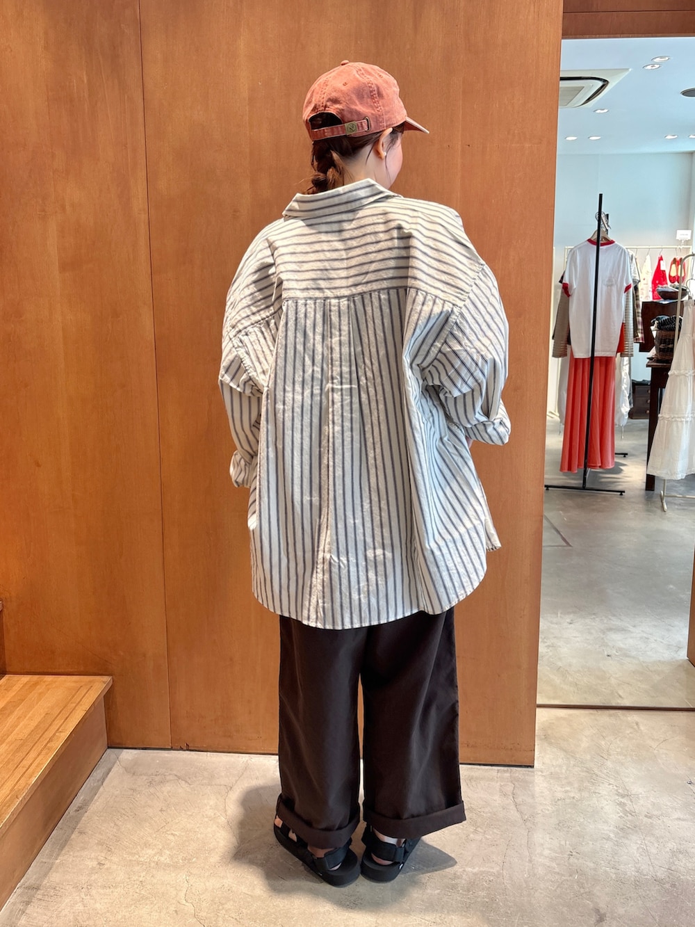 その他のシャツ/ブラウス、ブルー系のTシャツ/カットソー、ブラウン系のその他パンツを着用したレディースの夏コーディネートの3枚目の写真
