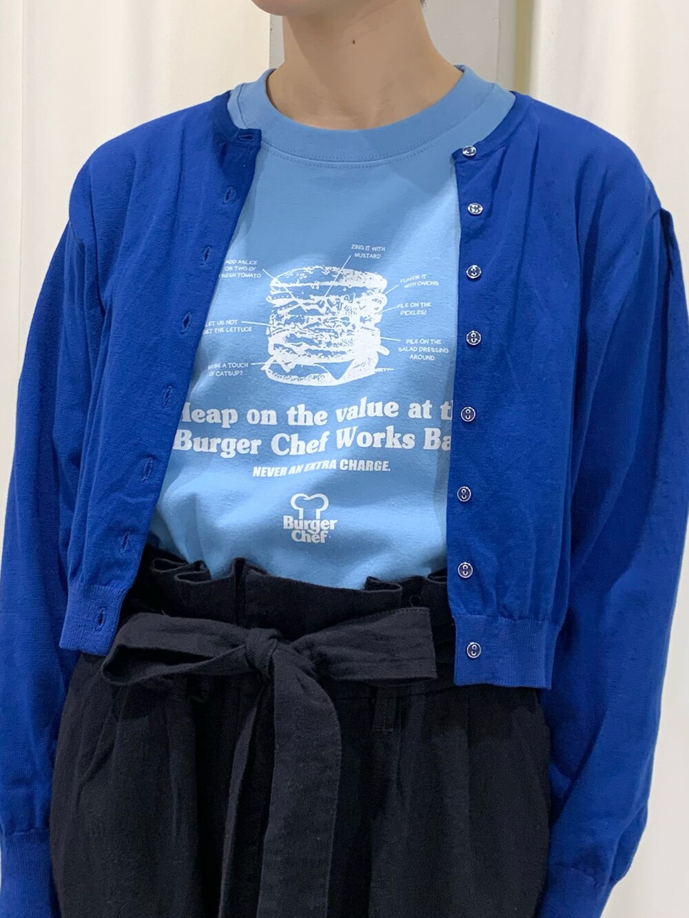 ブルー系のTシャツ/カットソー、ブラック系のその他パンツを着用したレディースの春コーディネートの2枚目の写真