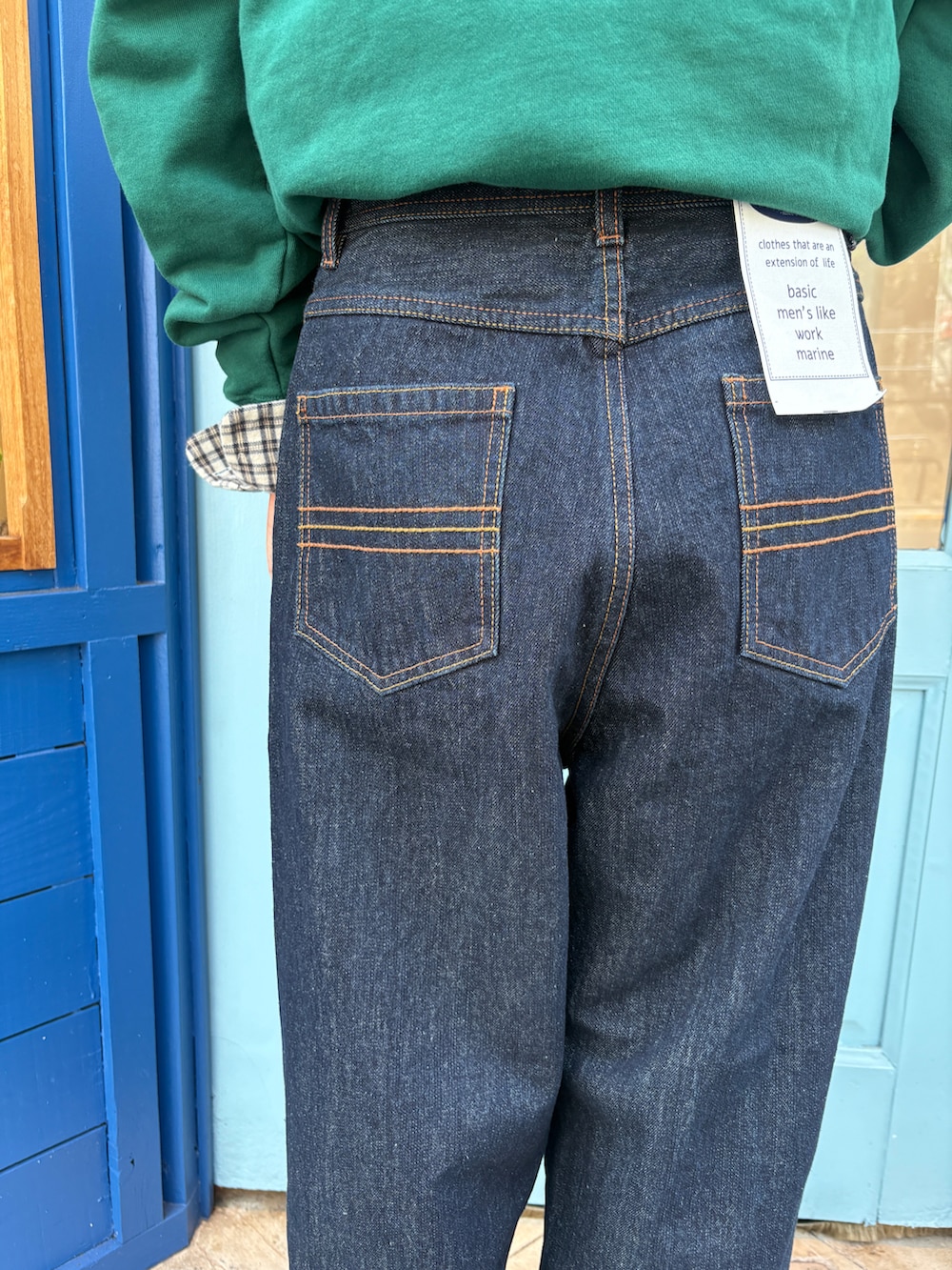 グリーン系のスウェット、ブルー系のシャツ/ブラウス、ブルー系のデニムパンツを着用したレディースの秋コーディネートの5枚目の写真