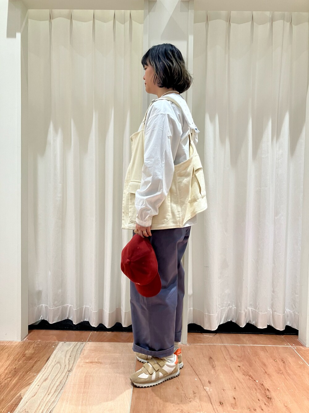 ホワイト系のシャツ/ブラウス、グレー系のTシャツ/カットソー、ホワイト系のベストを着用したレディースの冬コーディネートの2枚目の写真