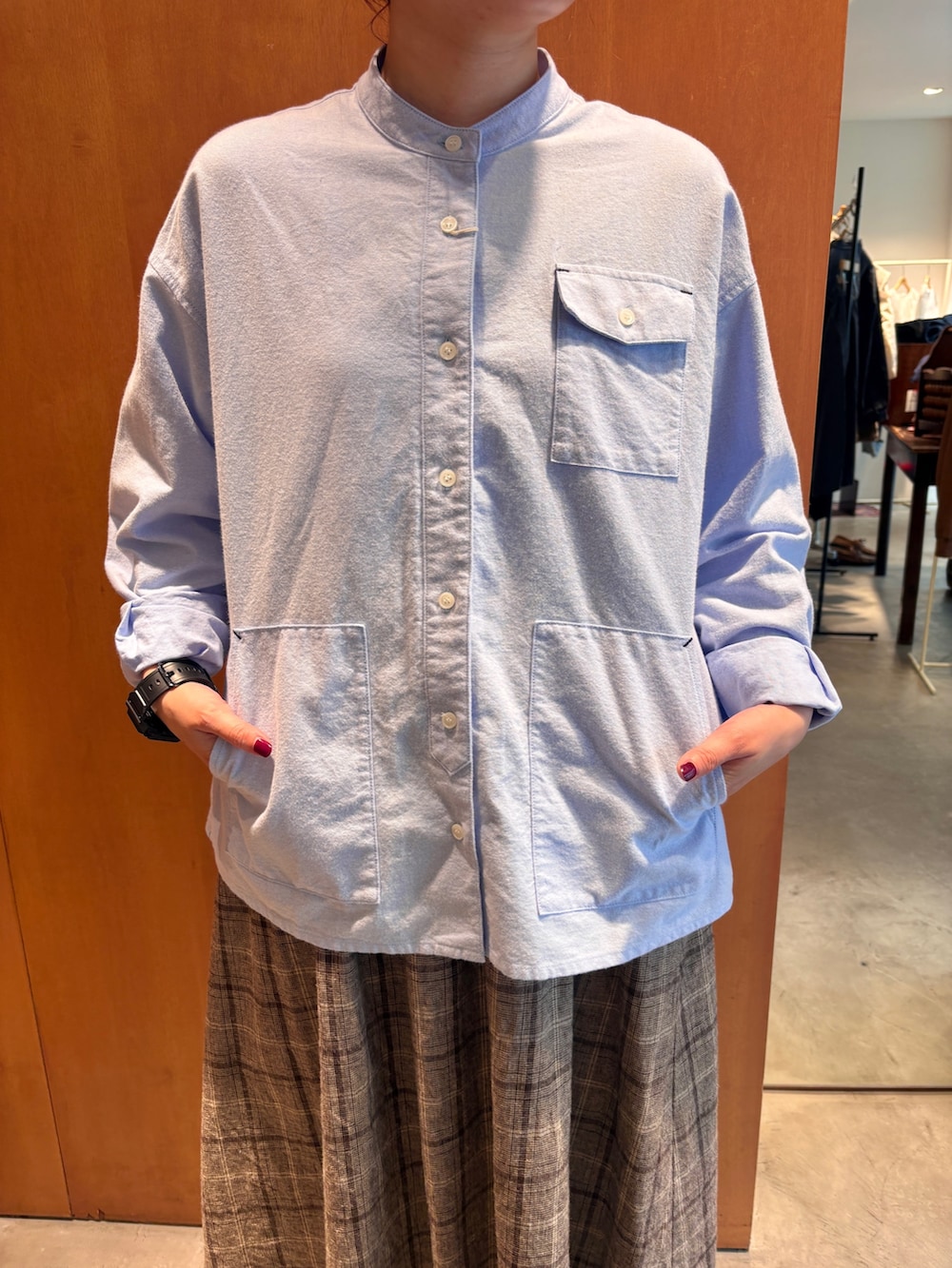 ブルー系のシャツ/ブラウス、ブラウン系のスカート、ブラウン系のモカシン/デッキシューズを着用したレディースの秋コーディネートの4枚目の写真