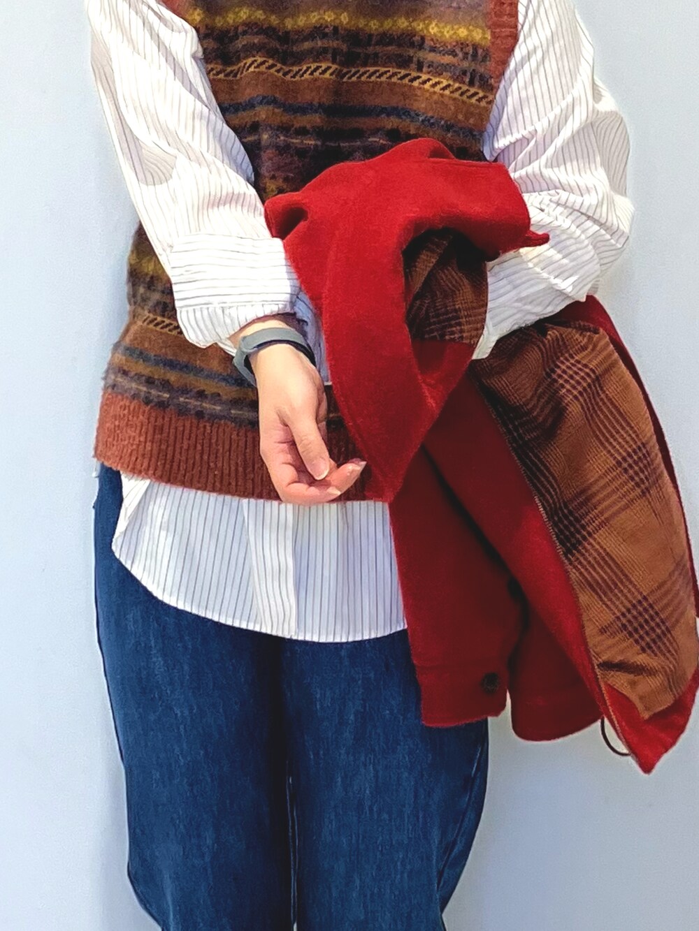 レッド系のその他アウター、レッド系のベスト、レッド系のシャツ/ブラウスを着用したレディースの冬コーディネートの3枚目の写真