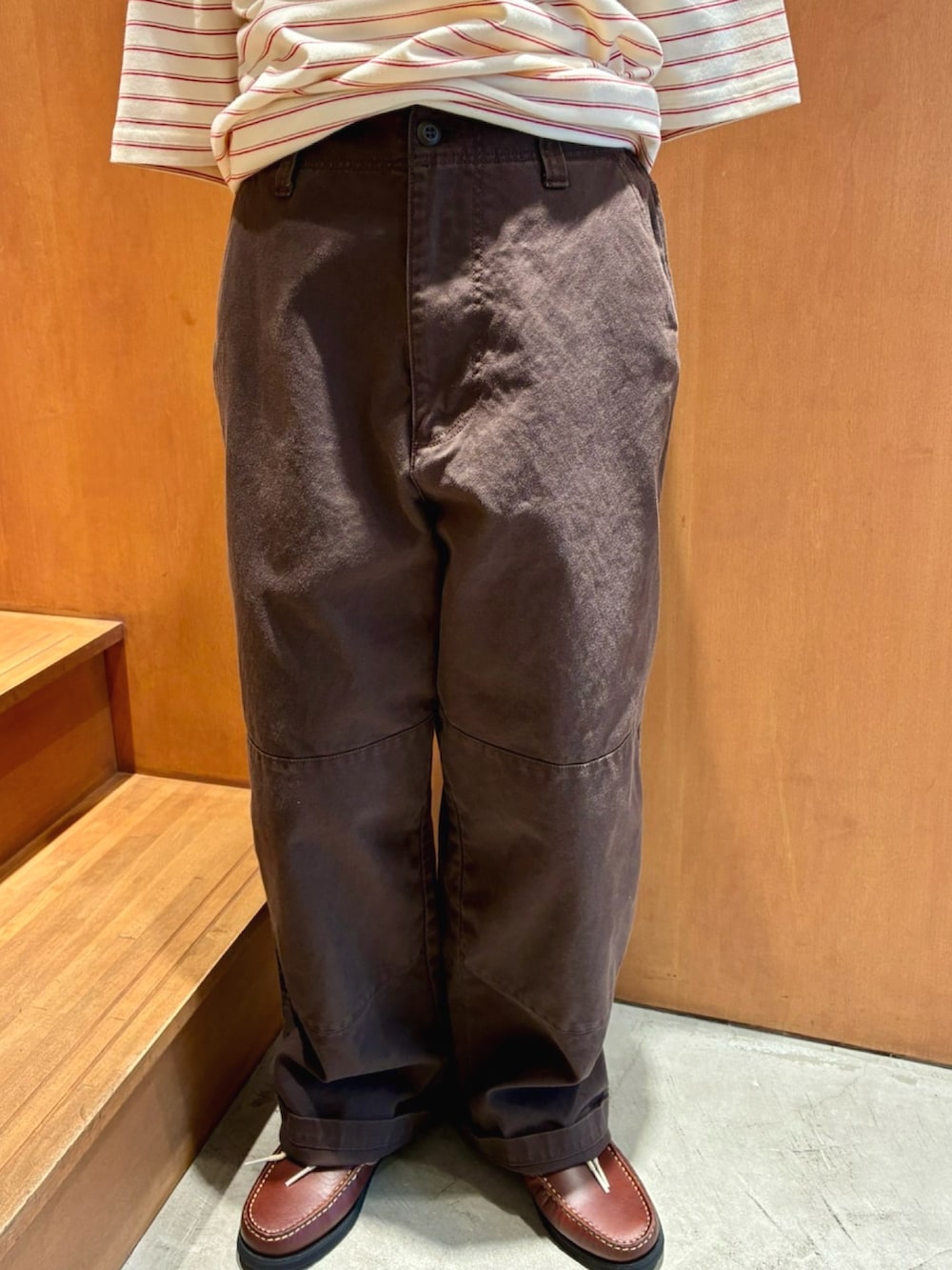 ホワイト系のTシャツ/カットソー、ブラウン系のその他パンツ、ブラウン系のモカシン/デッキシューズを着用したレディースの春コーディネートの4枚目の写真