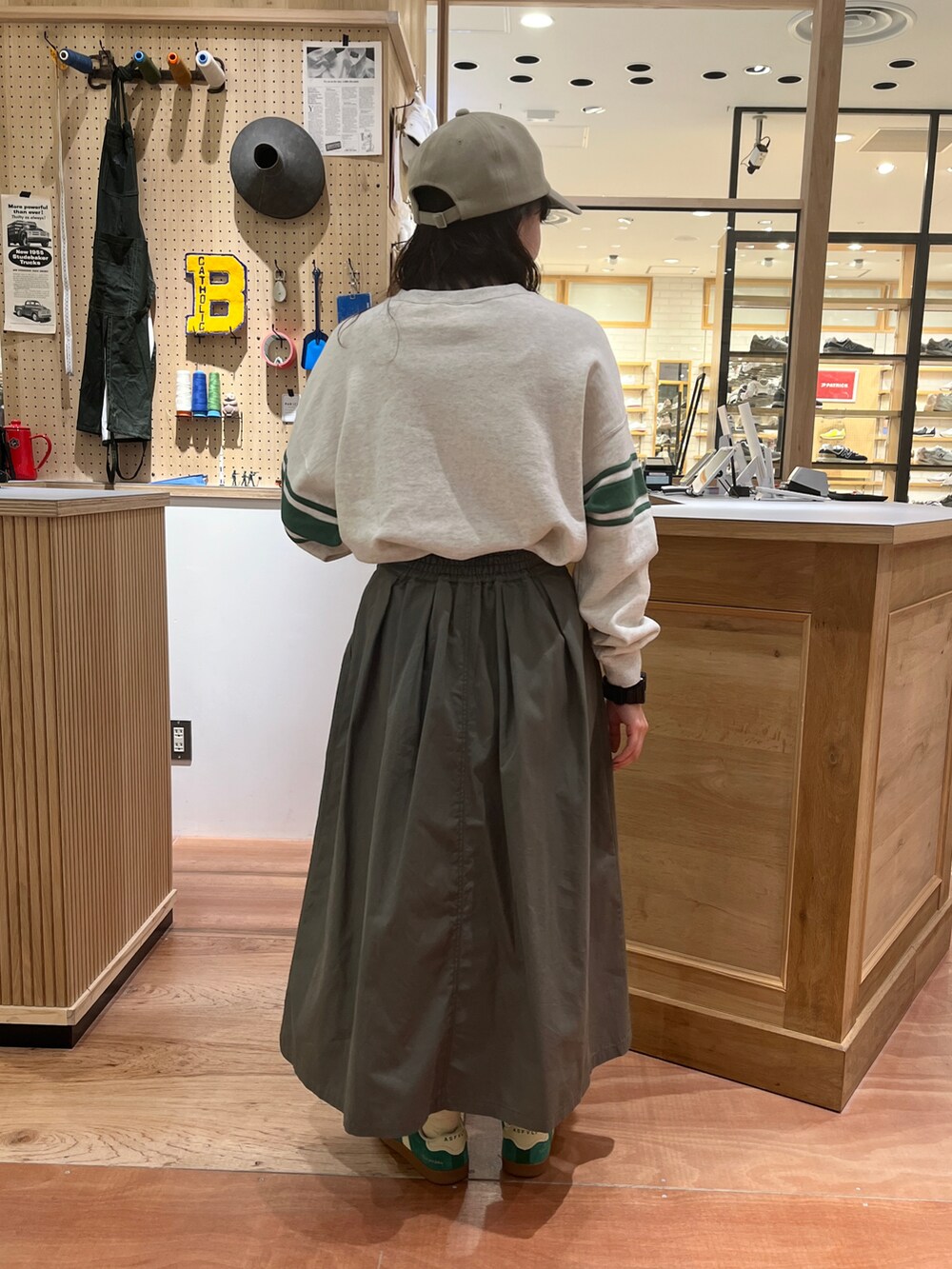 「ラインスウェット、カジュアルスウェット、ミリタリースカート、ウエストゴムスカート、ボリュームスカート、丈短め、夏スカート、PAR ICI」｜「PAR ICIのアズマ裏毛 ラインスウェット（スウェット、ホワイト系）」を使った、PAR ICIさん（レディース・153cm）の春コーディネートの3枚目の写真